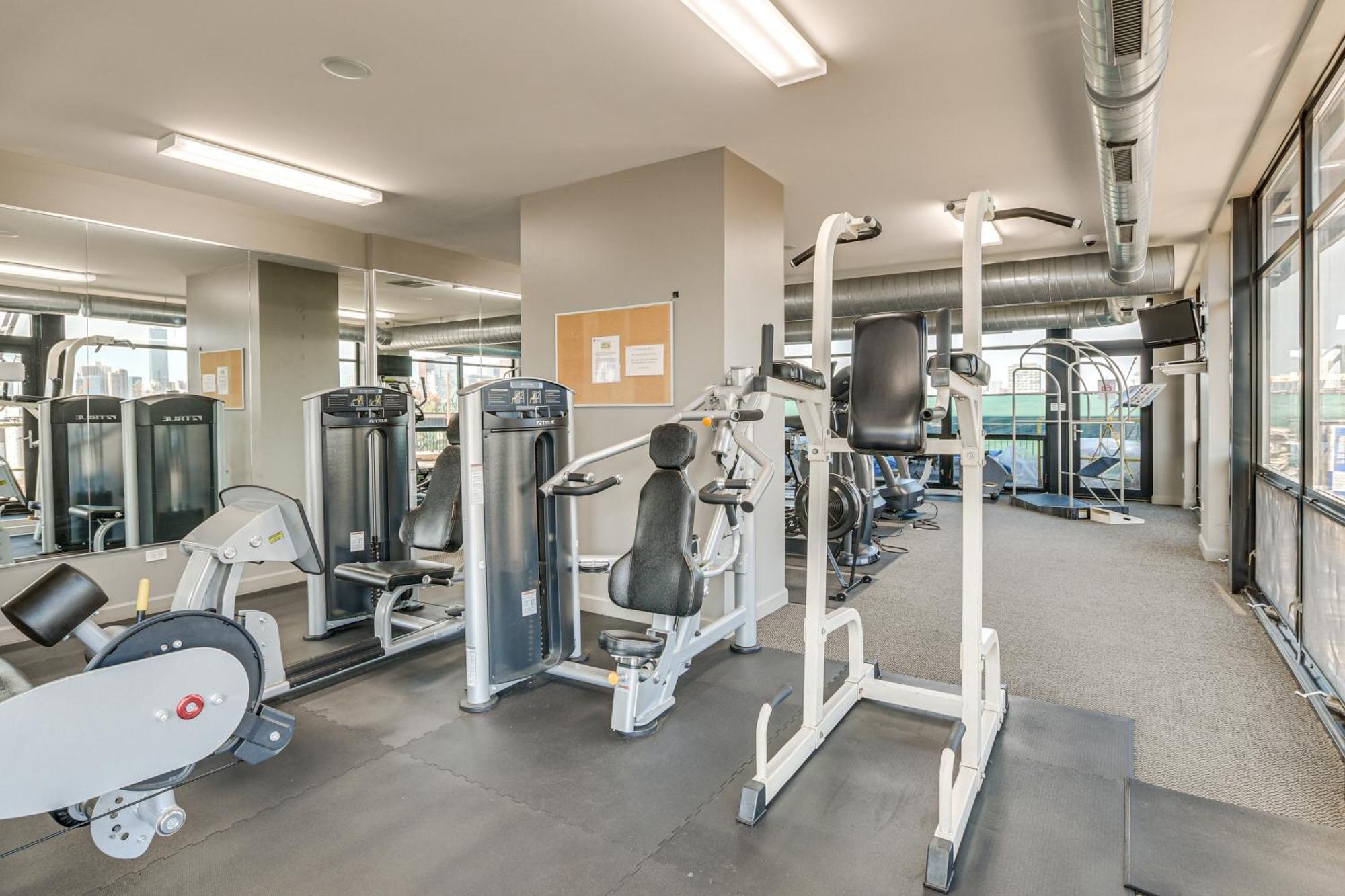 Apartment Steps To Uic Campus With Community Perks!