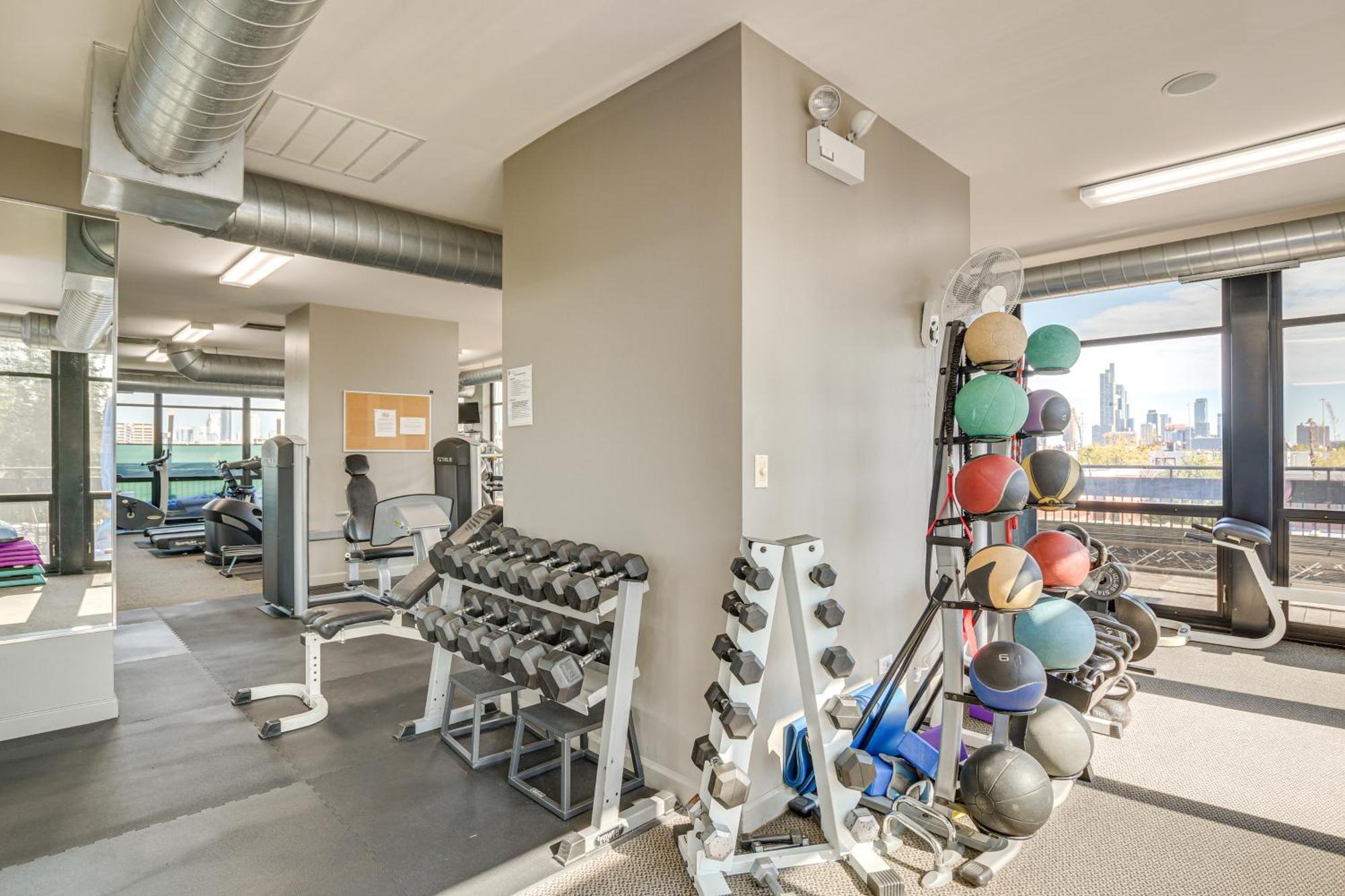 Steps To Uic Campus With Community Perks! Apartment