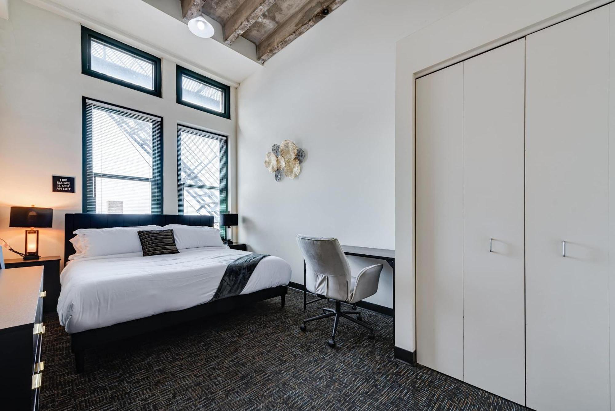 West Loop - Views With In & Out Parking 5 Apartment