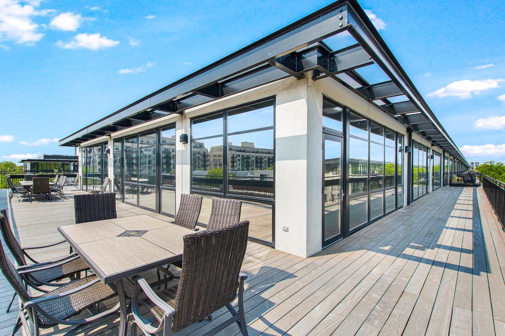 Steps To Uic Campus With Community Perks! Apartment Chicago