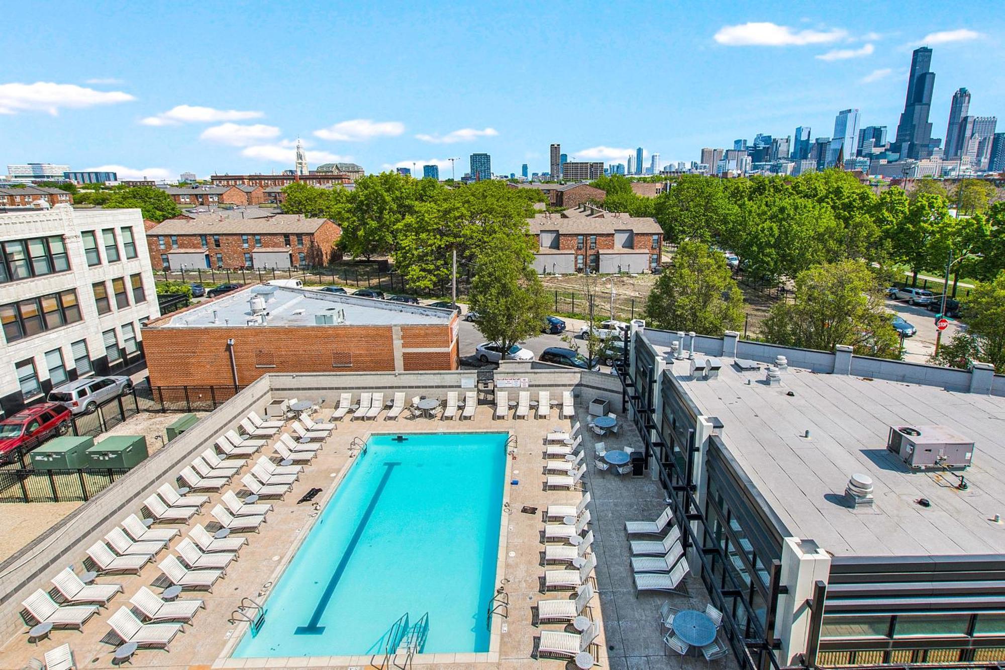 Apartment Steps To Uic Campus With Community Perks! *