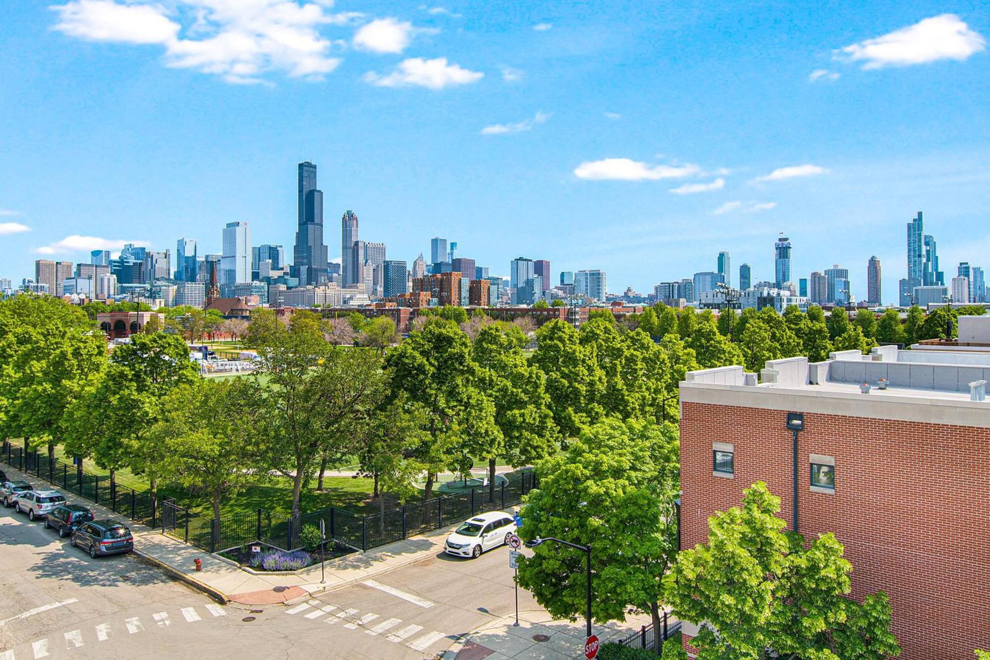 Steps To Uic Campus With Community Perks! *