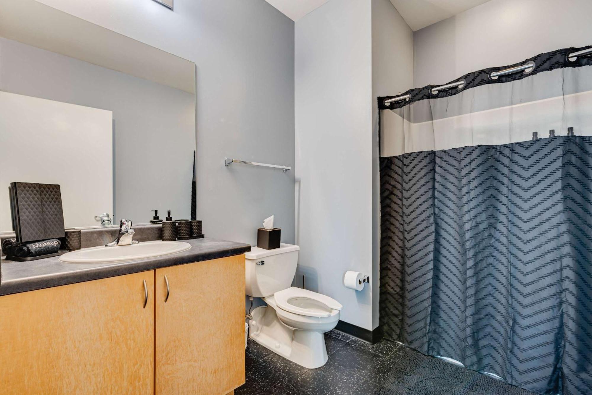 Apartment West Loop - Views With In & Out Parking 5 *