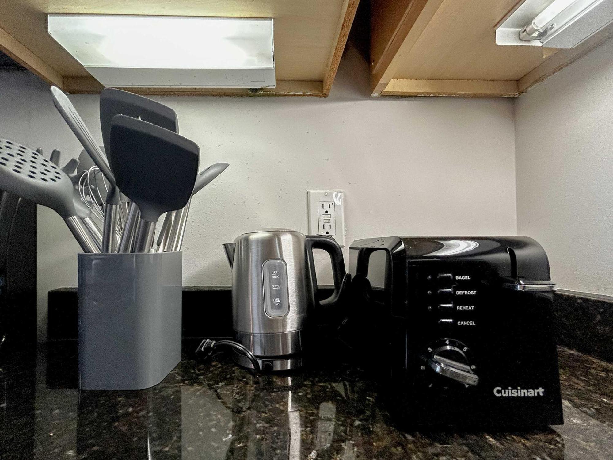 Apartment West Loop - Views With In & Out Parking 5 *