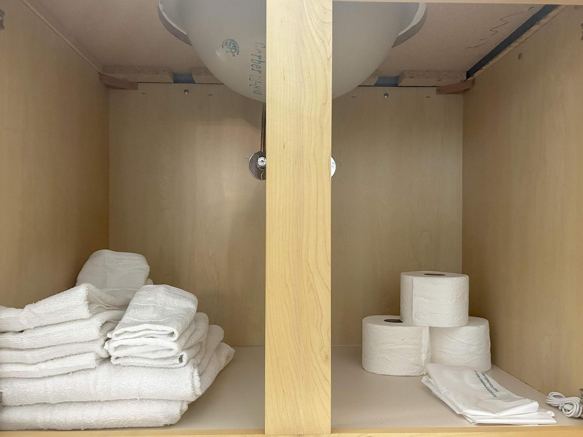 Apartment West Loop - Views With In & Out Parking 5