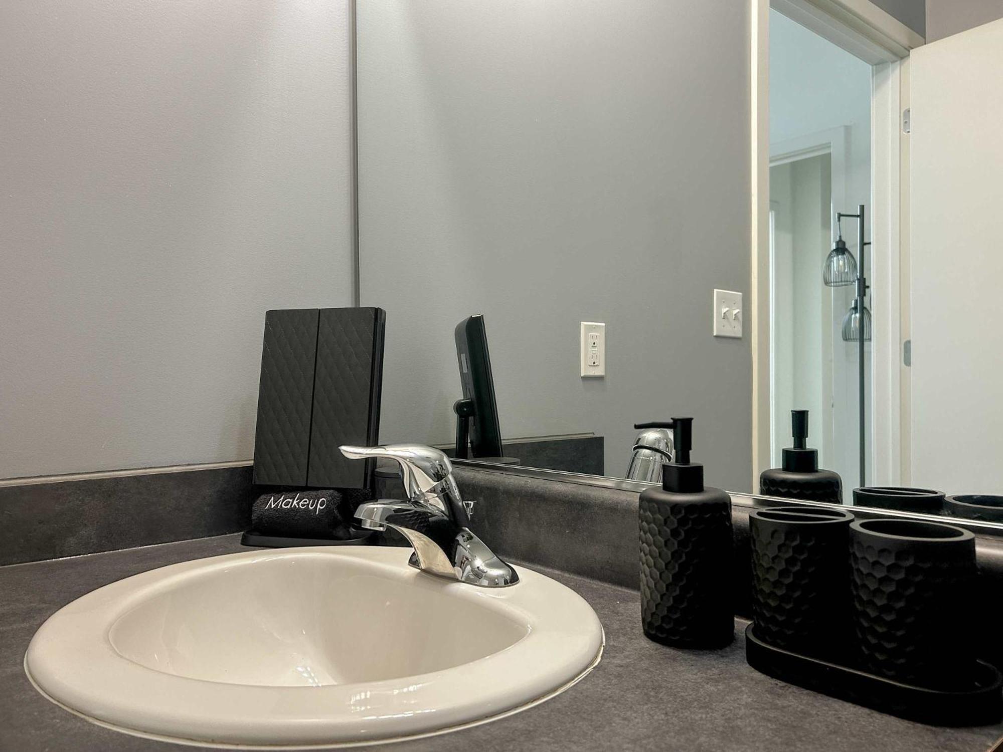 Apartment West Loop - Views With In & Out Parking 5