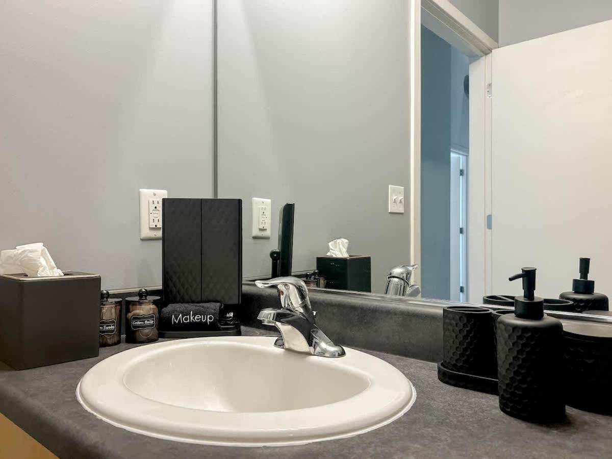 West Loop - Views With In & Out Parking 4 Apartment