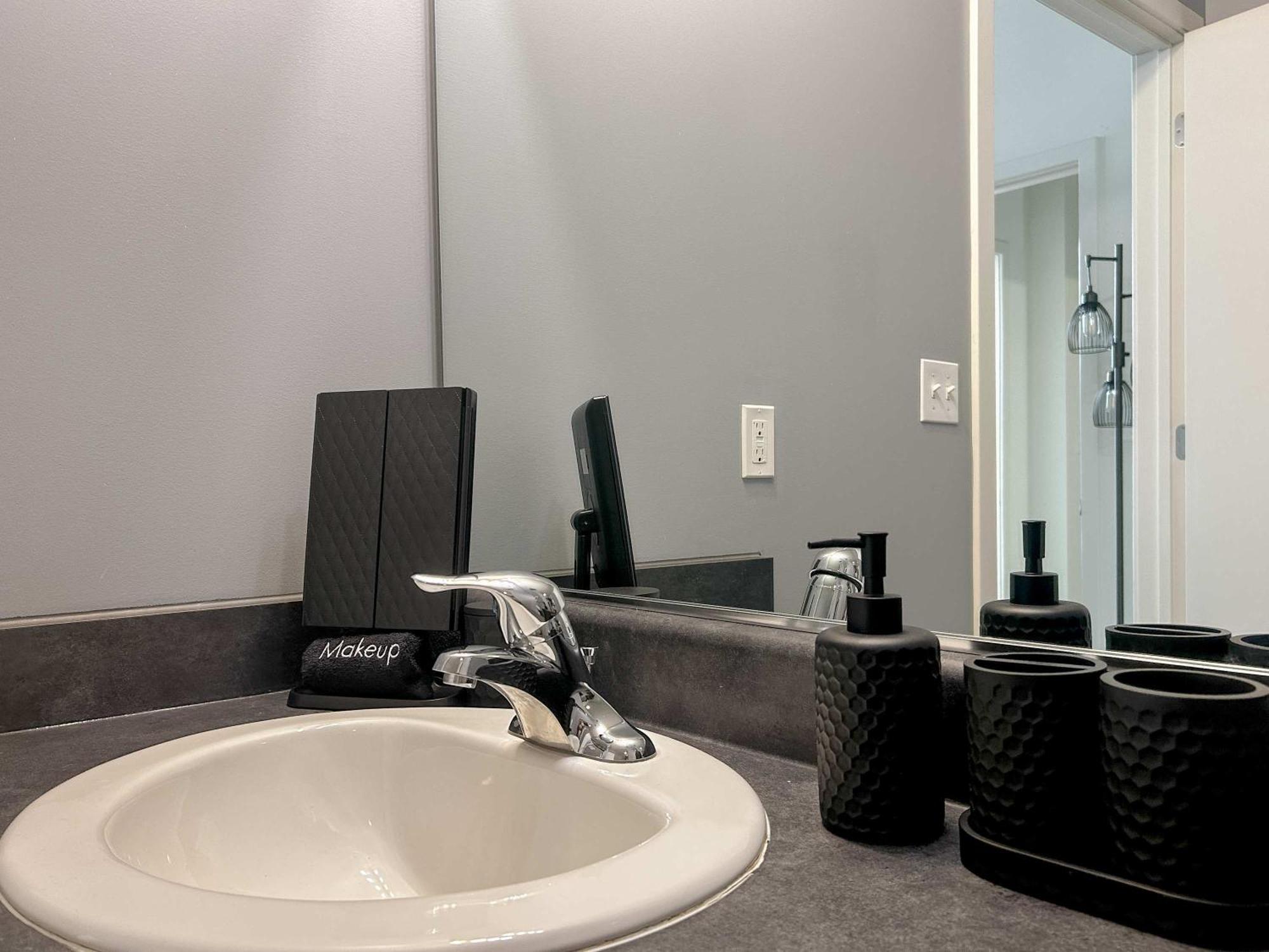 Apartment West Loop - Views With In & Out Parking 5