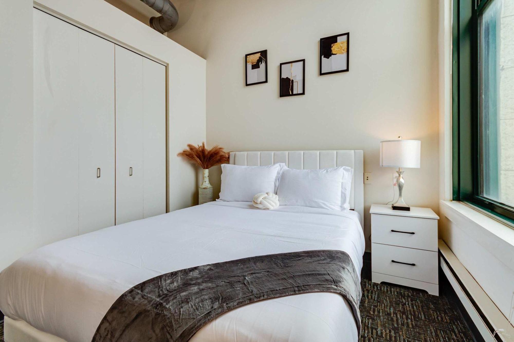 West Loop - Views With In & Out Parking 5 Apartment *