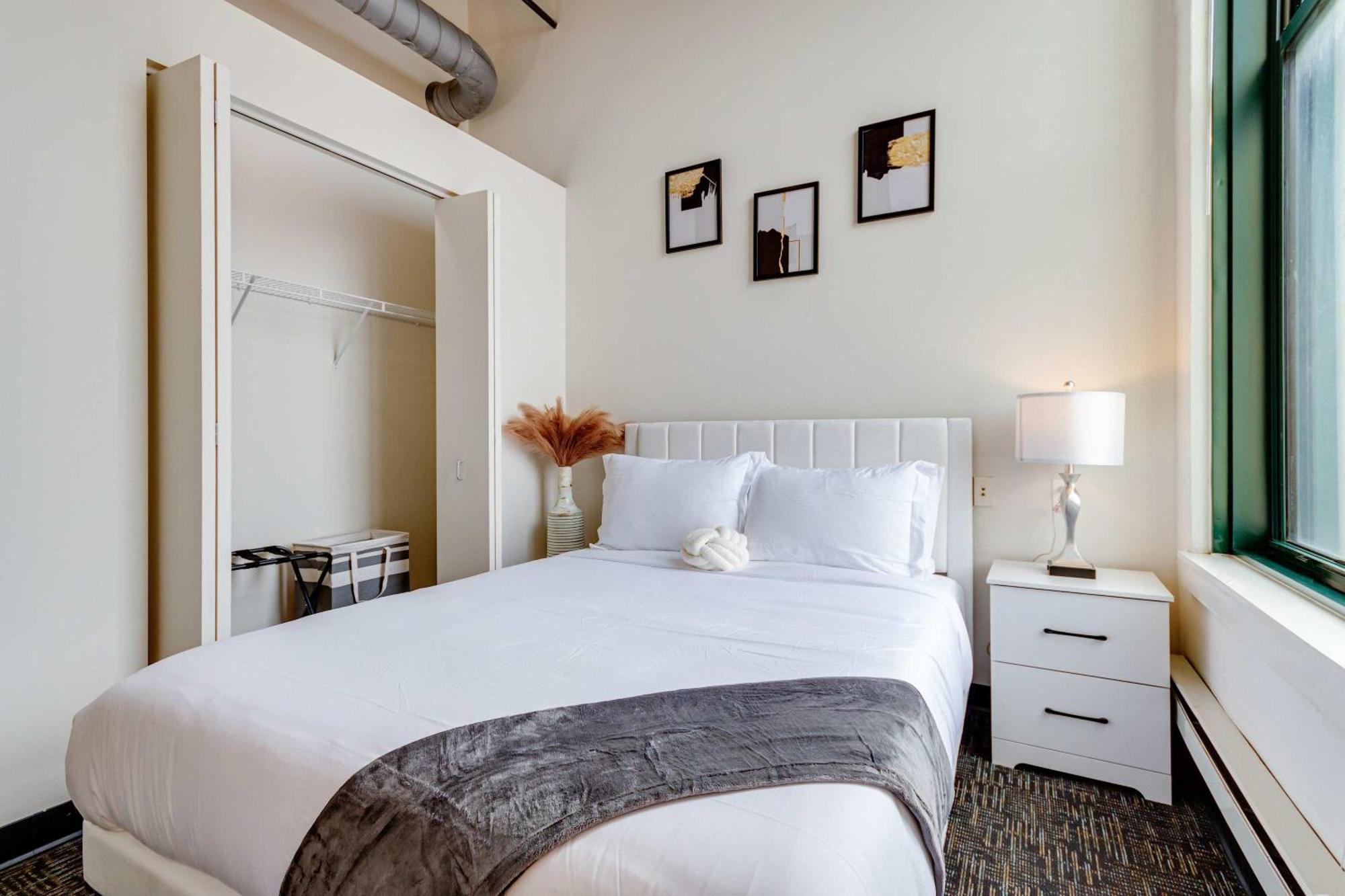 West Loop - Views With In & Out Parking 5 Apartment