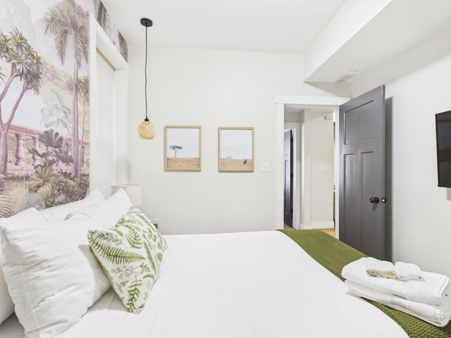 Designer Hideaway Private Patio Near Wicker Park * Chicago