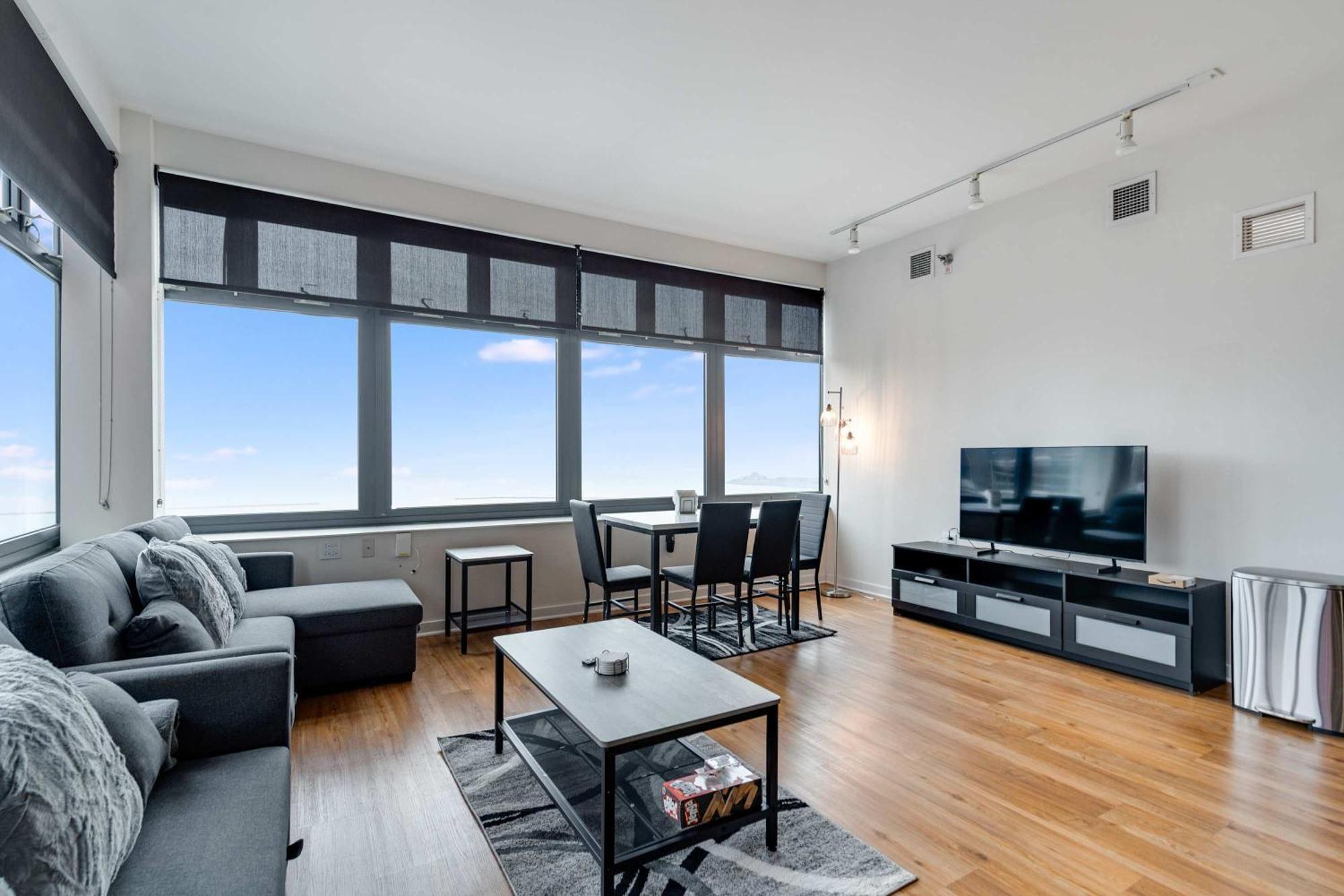 Apartment Downtown With Free In & Out Parking 5