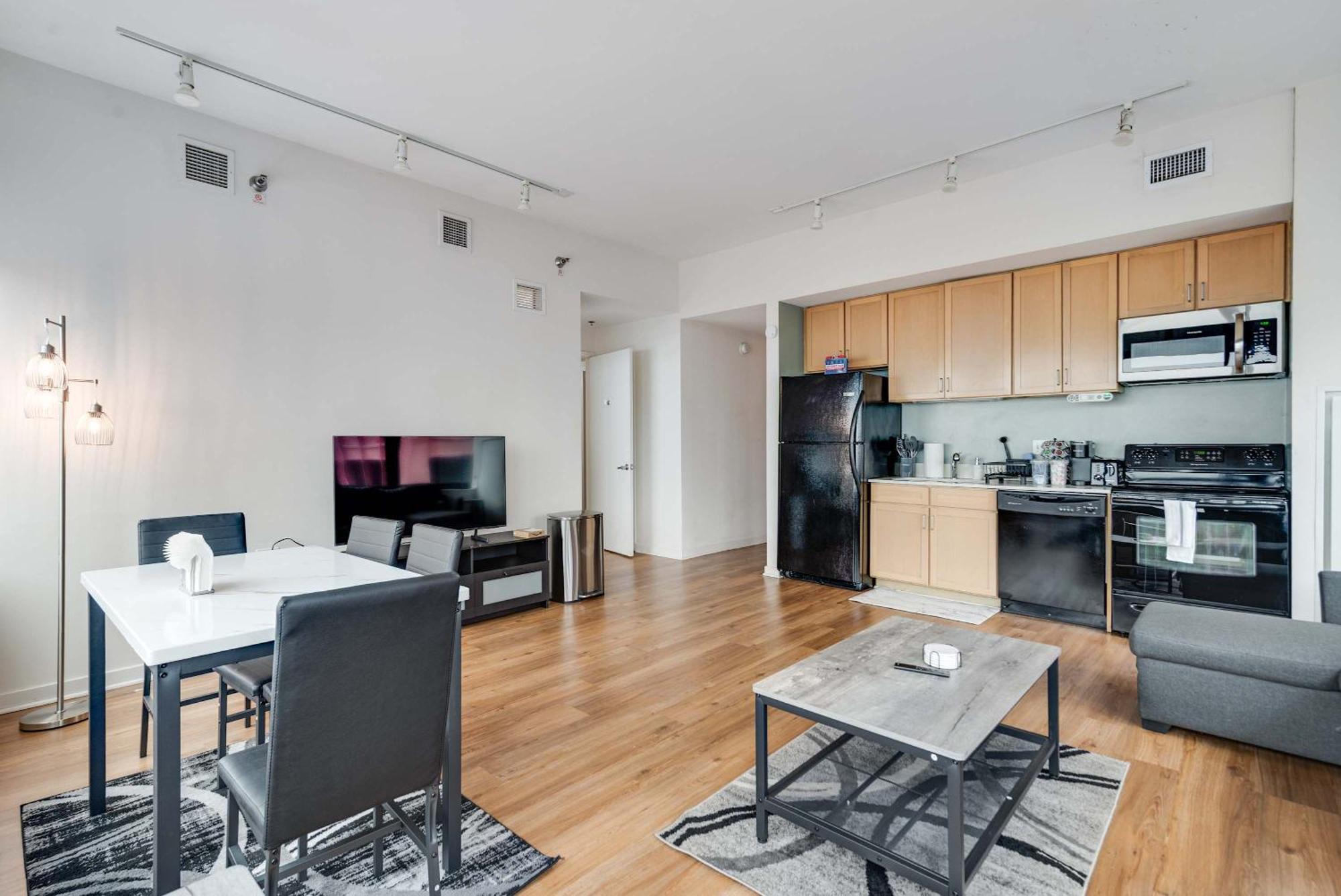 Downtown With Free In & Out Parking 5 Chicago