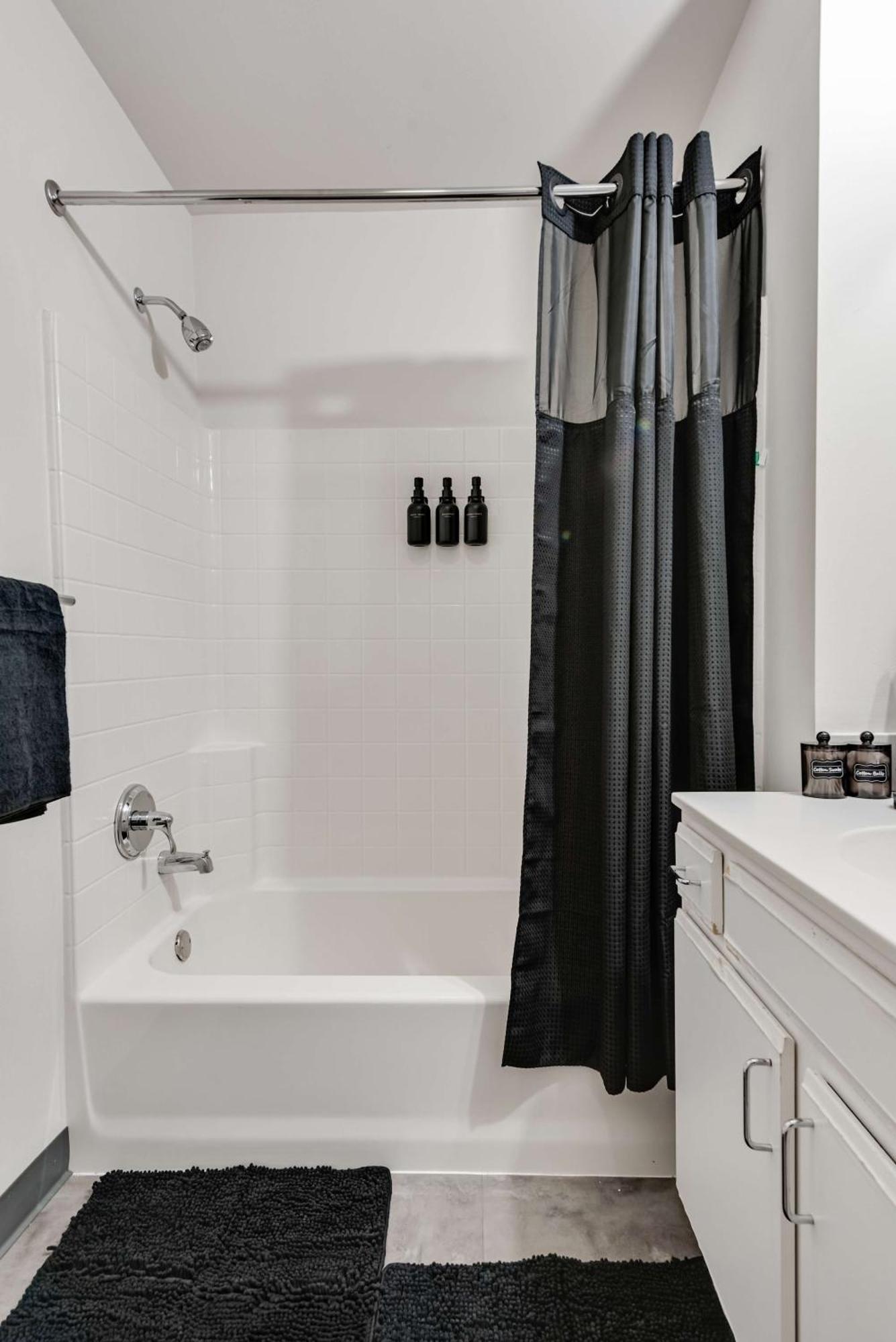 Apartment Downtown With Free In & Out Parking 5 *
