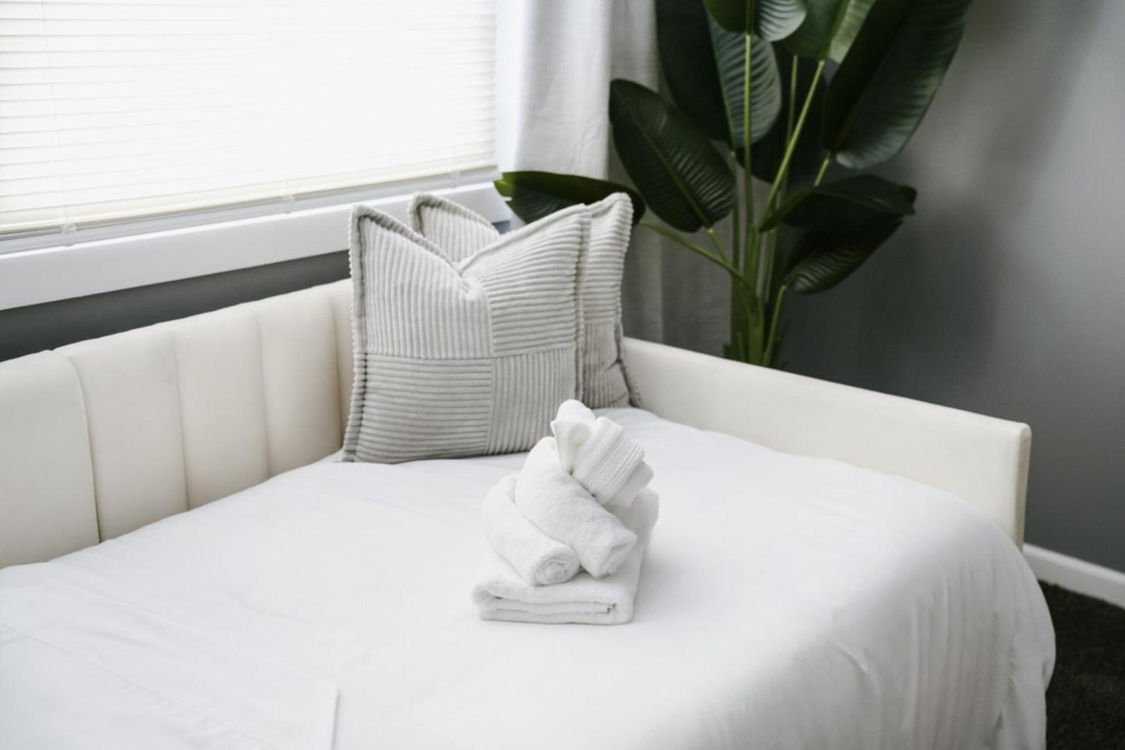 Apartment 2br • Sleeps7 • Coffee Station • Backyard W/ Grill Chicago