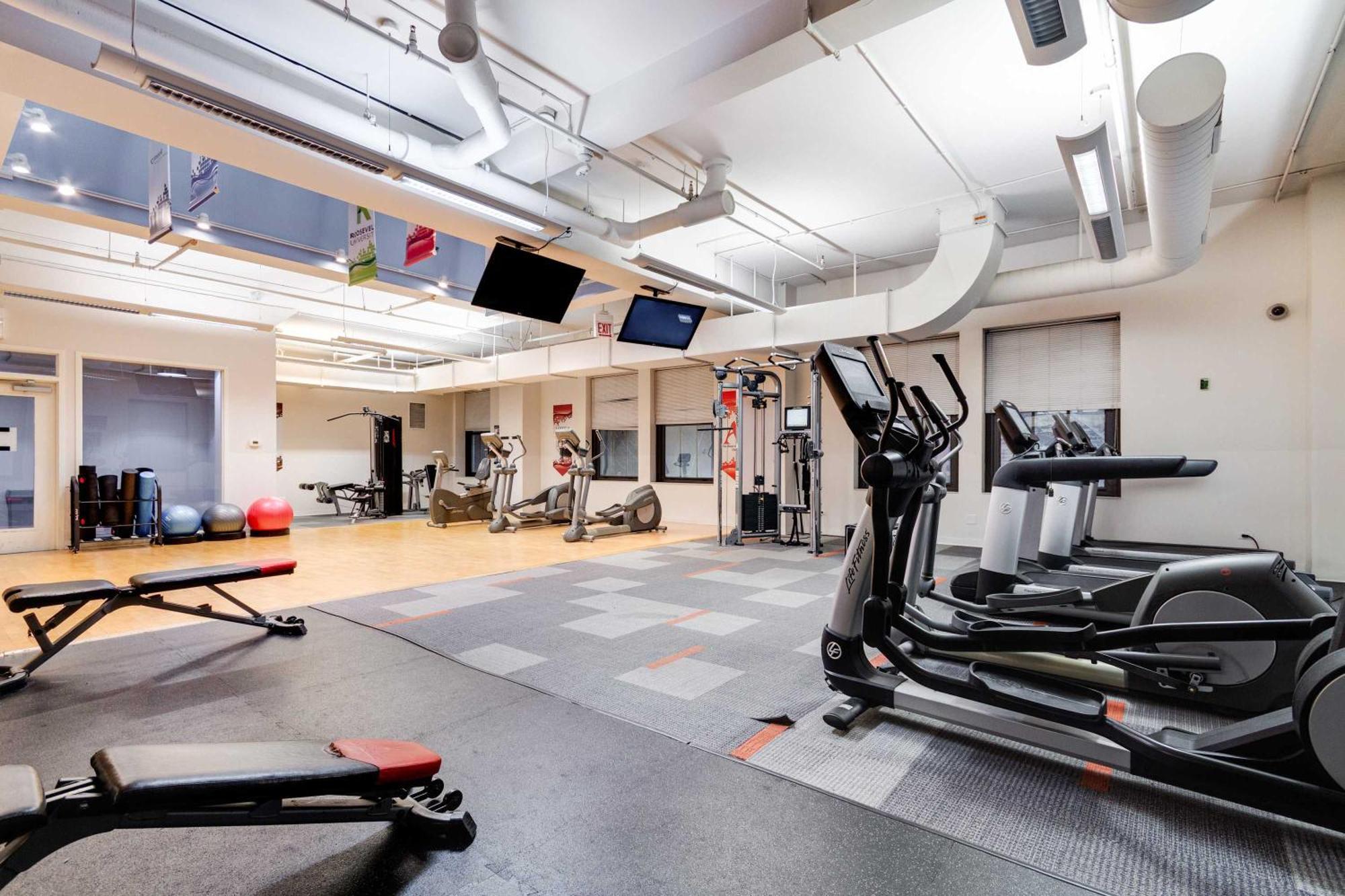 Downtown With Free In & Out Parking 5 Apartment Chicago