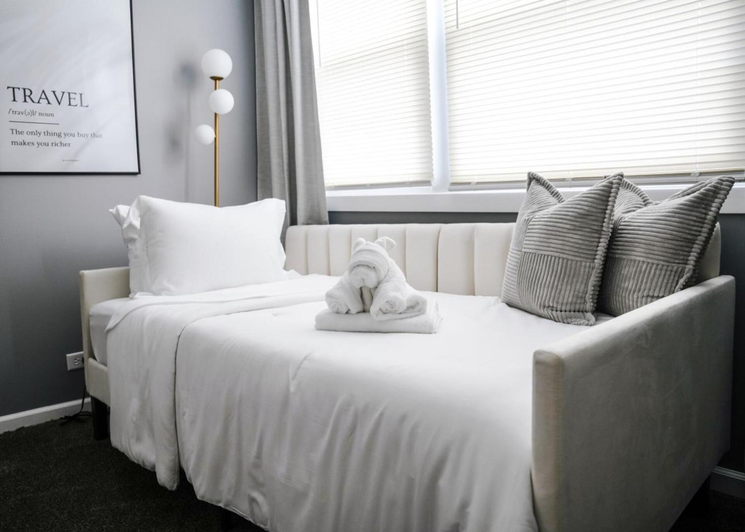 Apartment 2br • Sleeps7 • Coffee Station • Backyard W/ Grill