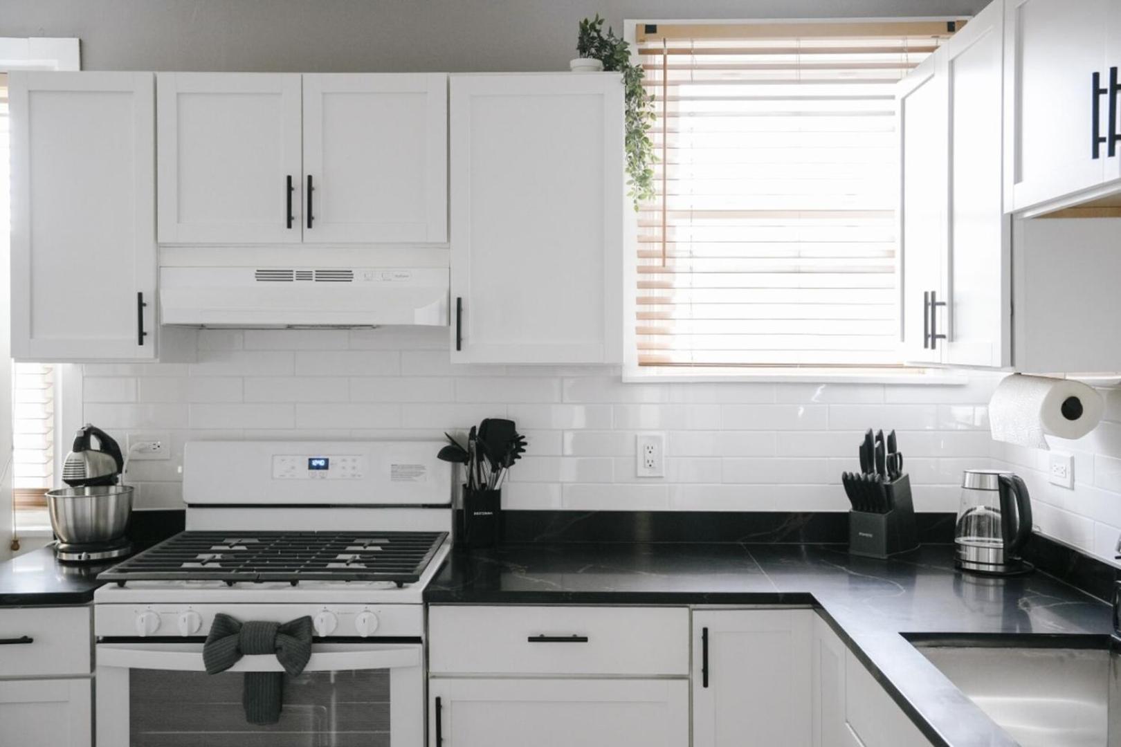 2br • Sleeps7 • Coffee Station • Backyard W/ Grill Chicago