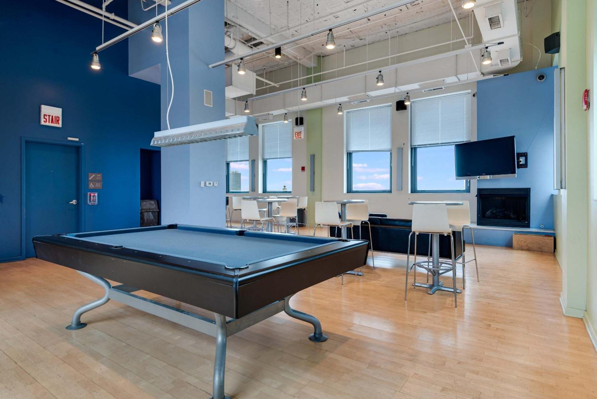 Apartment Downtown With Free In & Out Parking 5 *