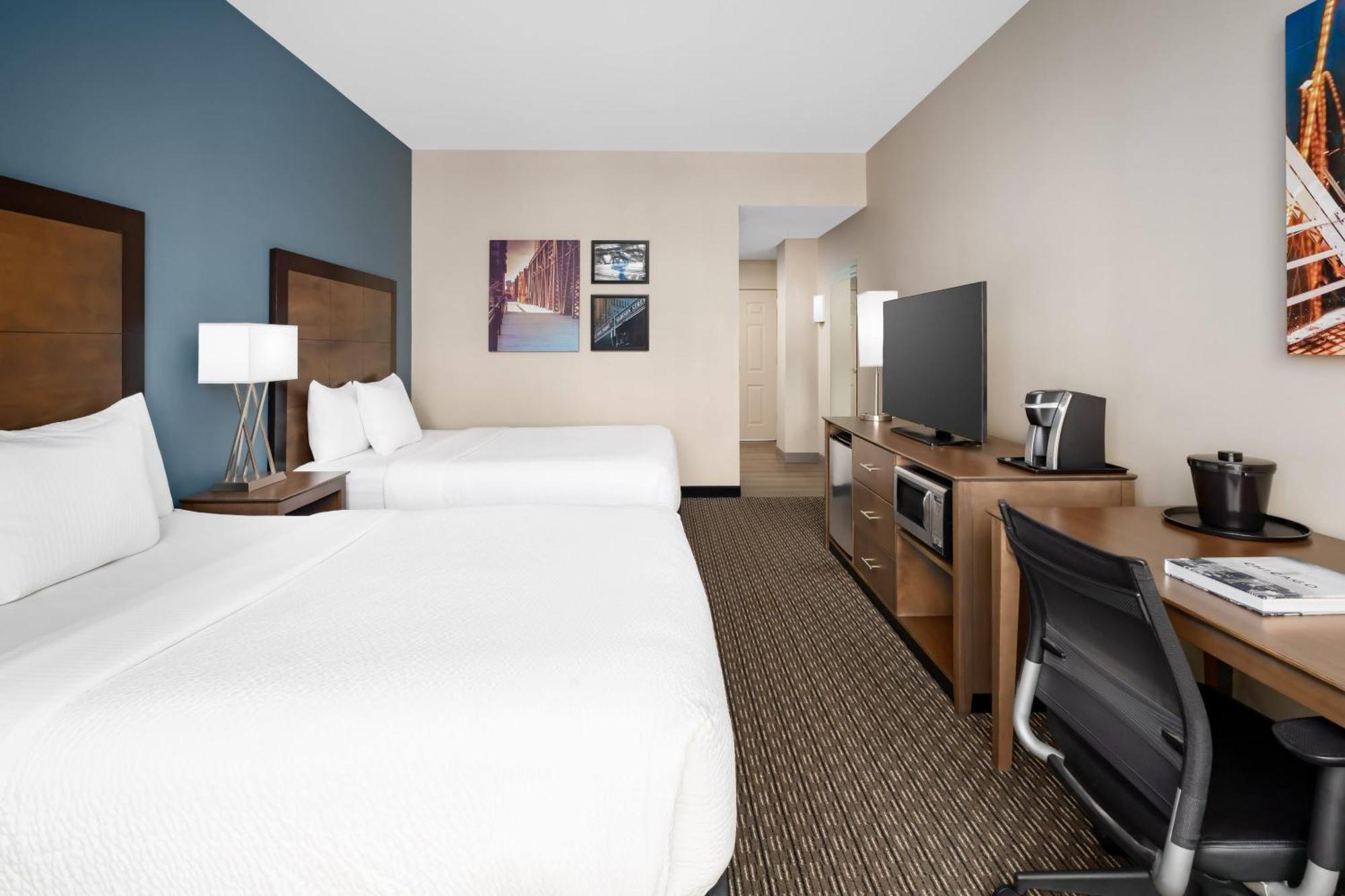 La Quinta Inn & Suites by Wyndham Chicago Downtown Hotel