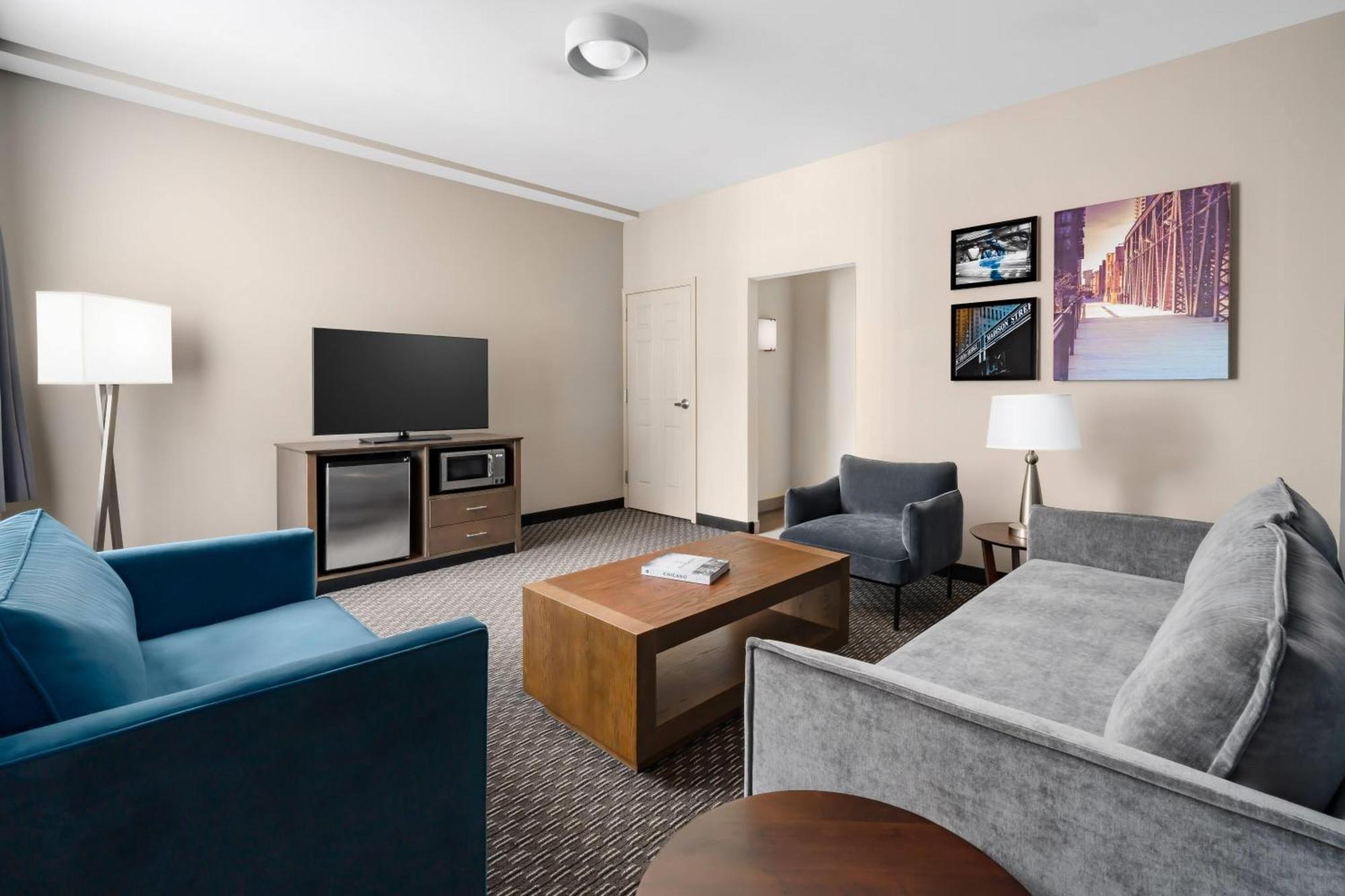 La Quinta Inn & Suites by Wyndham Chicago Downtown Hotel