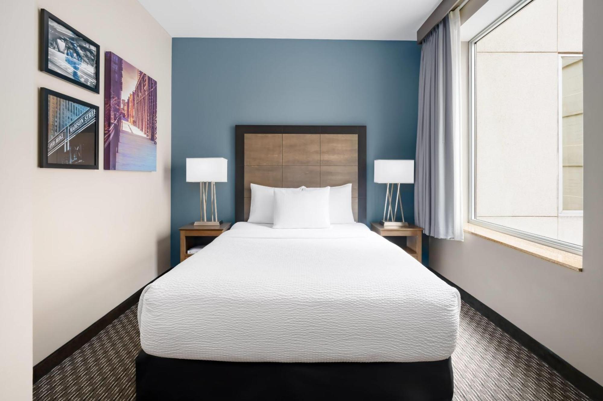 La Quinta Inn & Suites by Wyndham Chicago Downtown Hotel