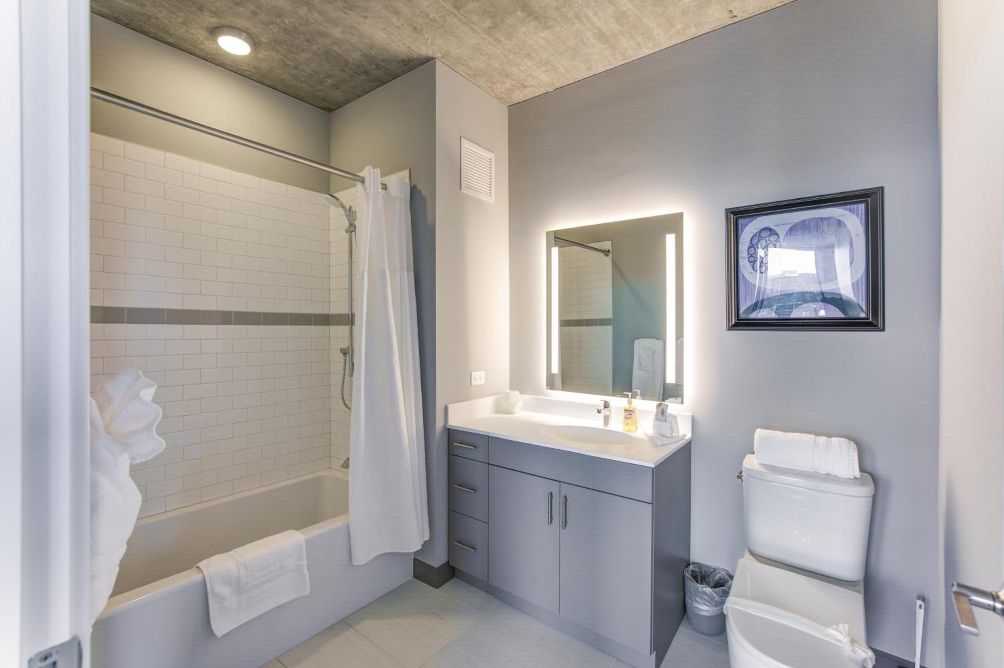 Apartment 2br Designer Loft Modern Luxe In Center *