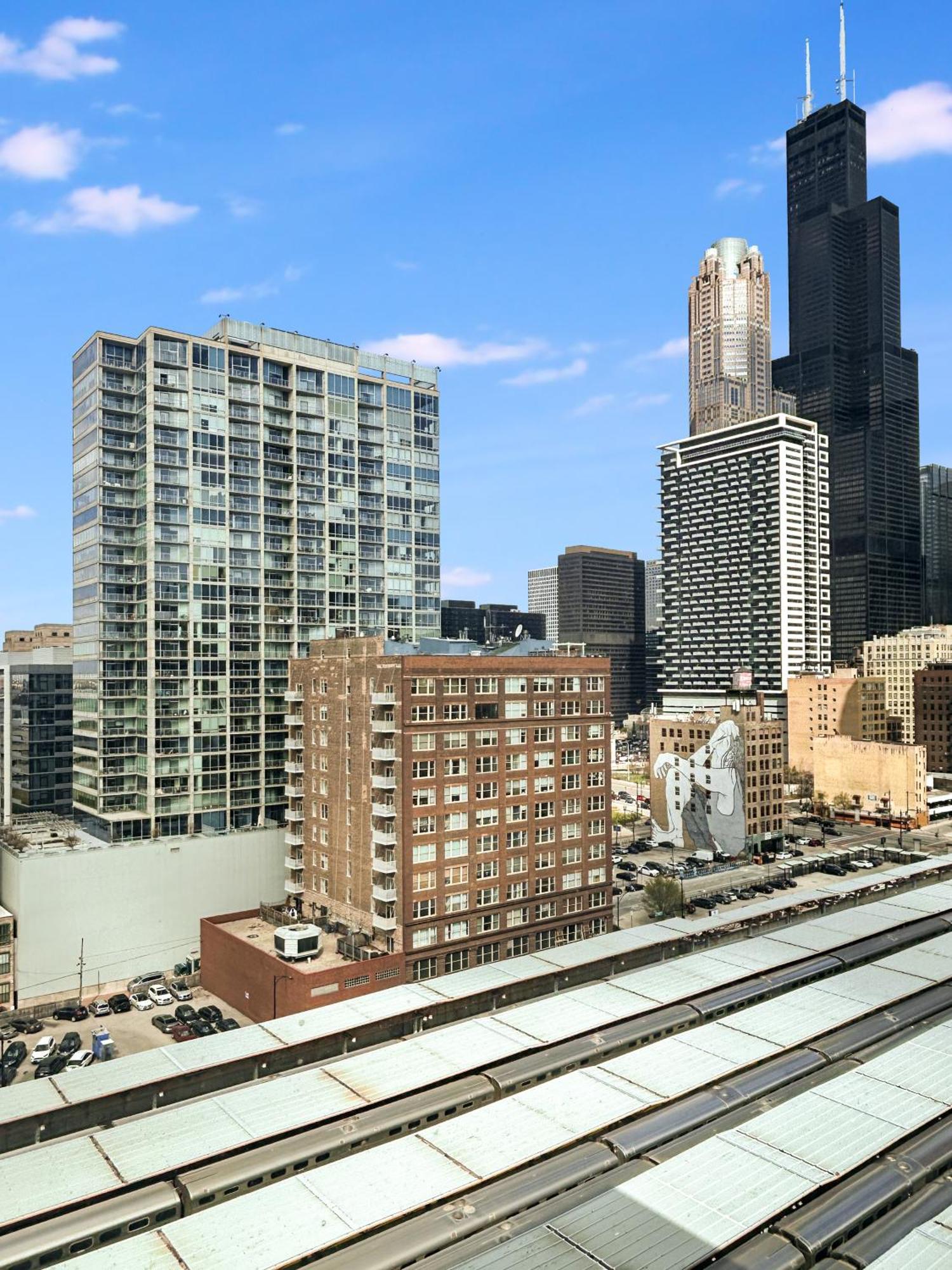 South Loop Rooftop With In & Out Parking 1 Apartment Chicago