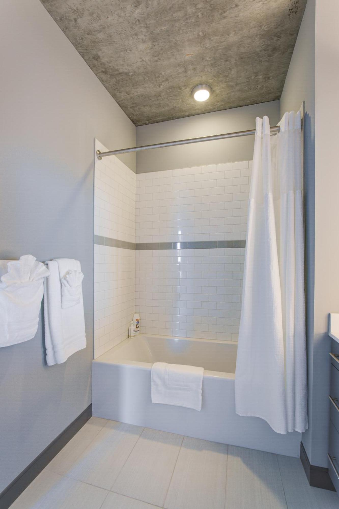 2br Designer Loft Modern Luxe In Center Apartment *