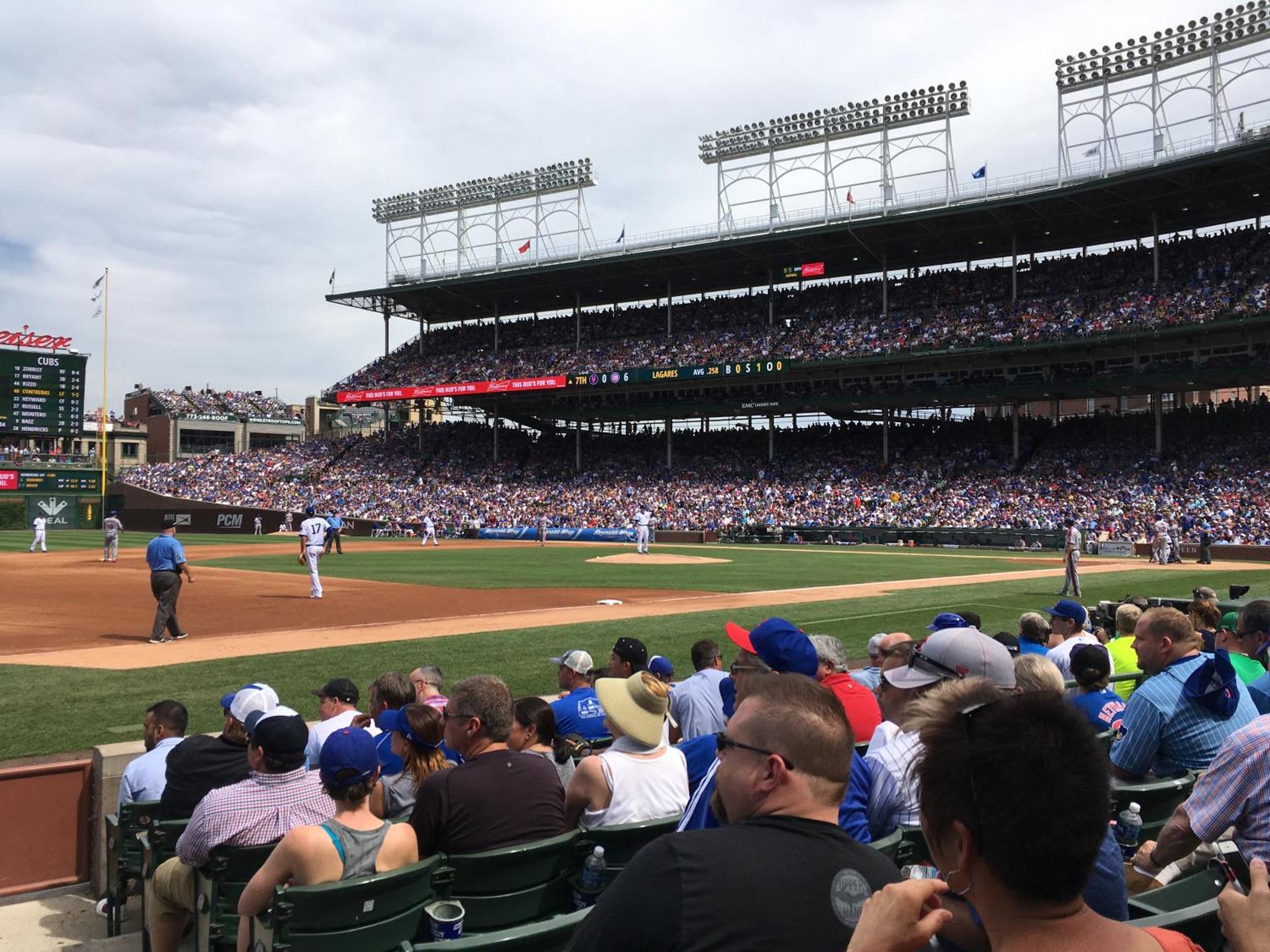The Wrigleyville Vip-200 Steps From Wrigley Field Apartment *