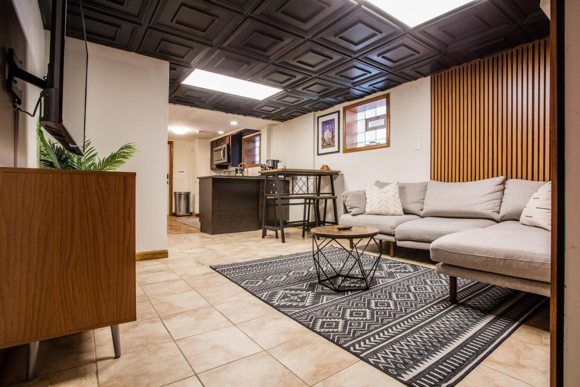 Stylish Garden-level 2br: Quiet Neighborhood