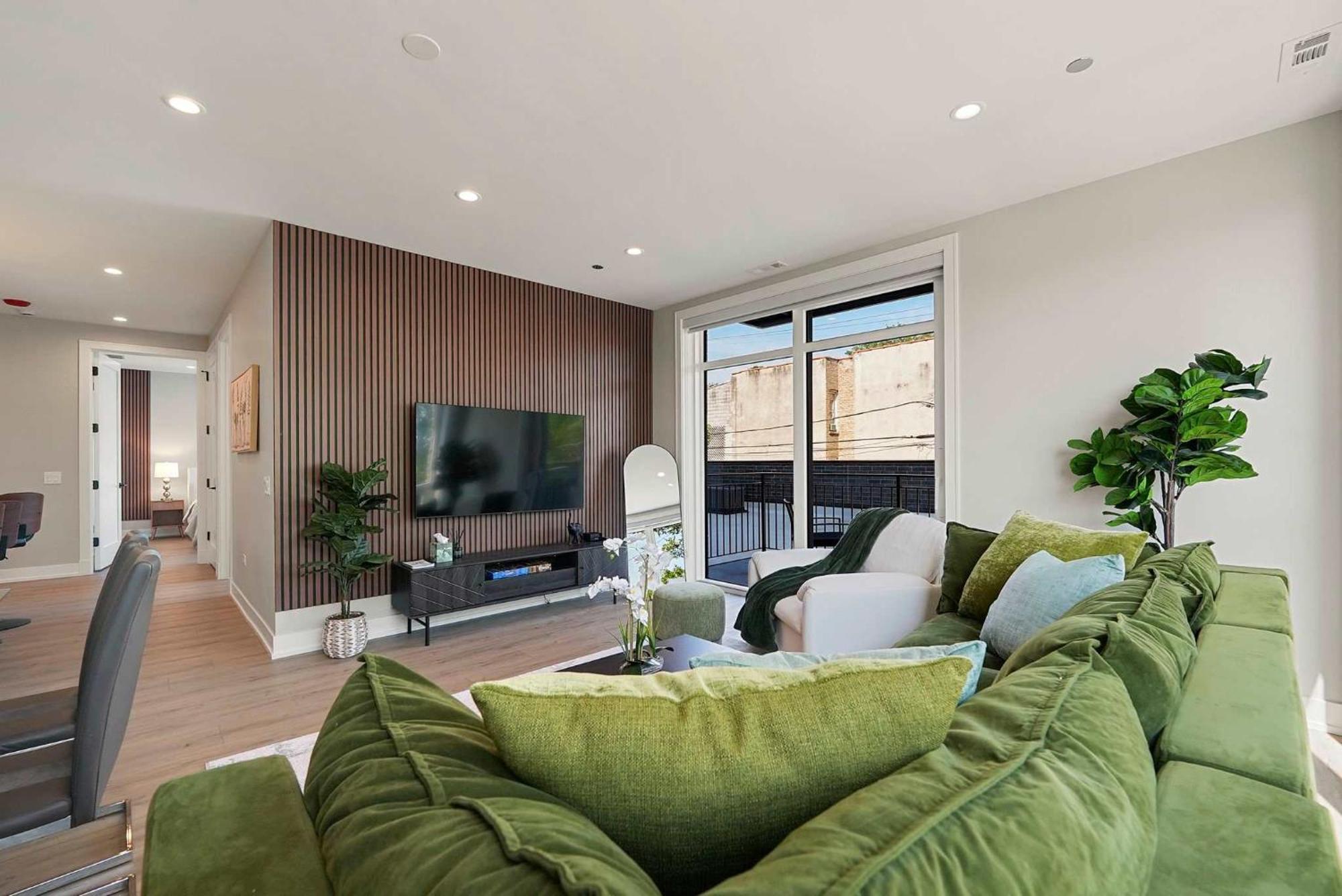 Apartment Welcoming Month Long 2bd 2ba With Parking