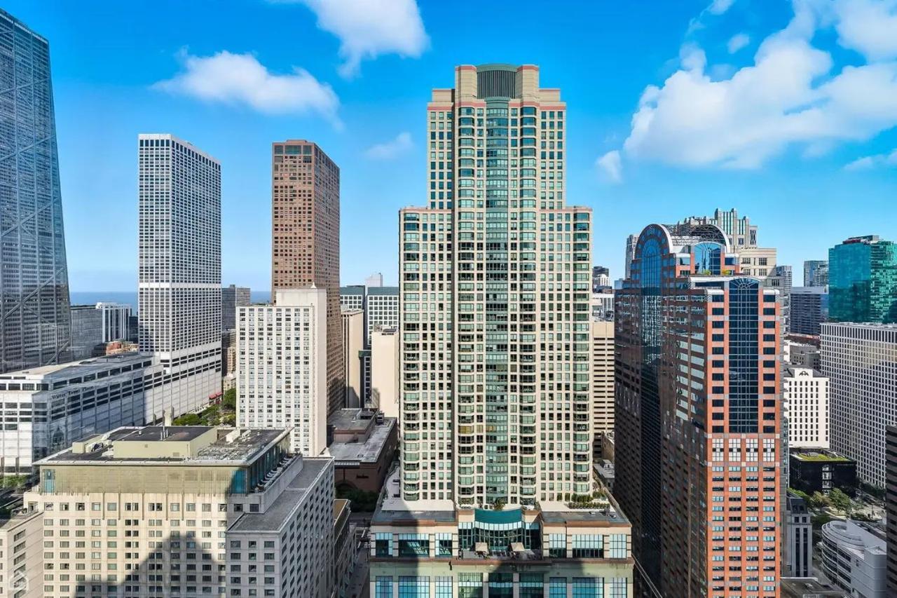Apartment River North Magnificent Mile Condo, And Views, 43rd Floor Corner, Parking Included! Chicago