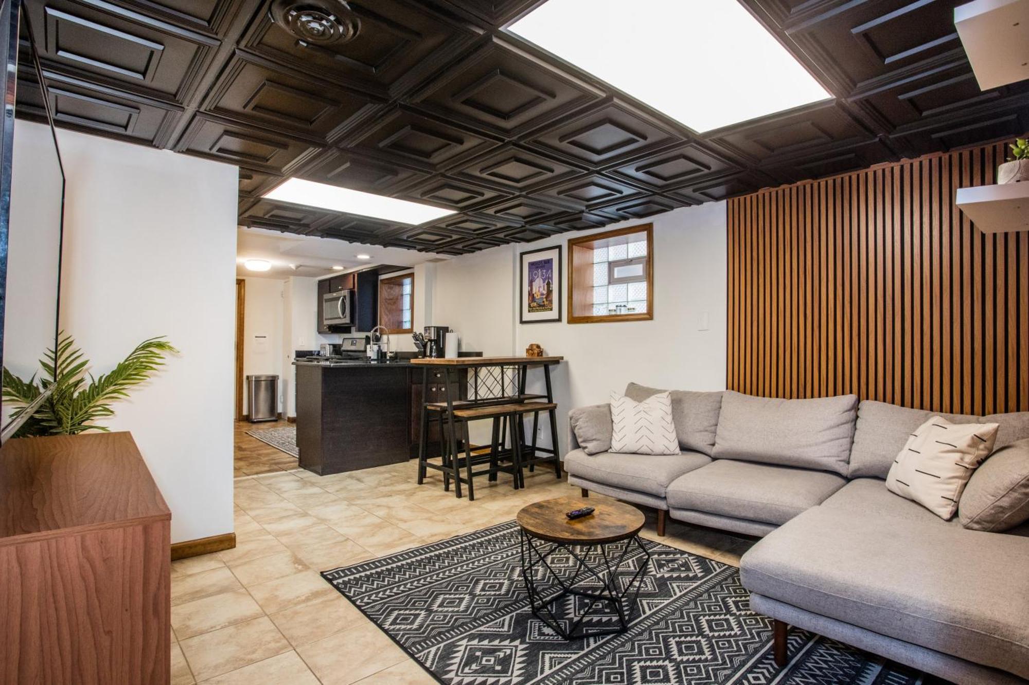 Stylish Garden-level 2br: Quiet Neighborhood * Chicago