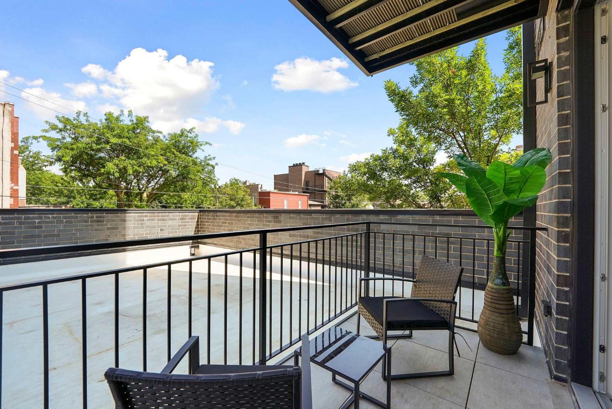 Welcoming Month Long 2bd 2ba With Parking Chicago