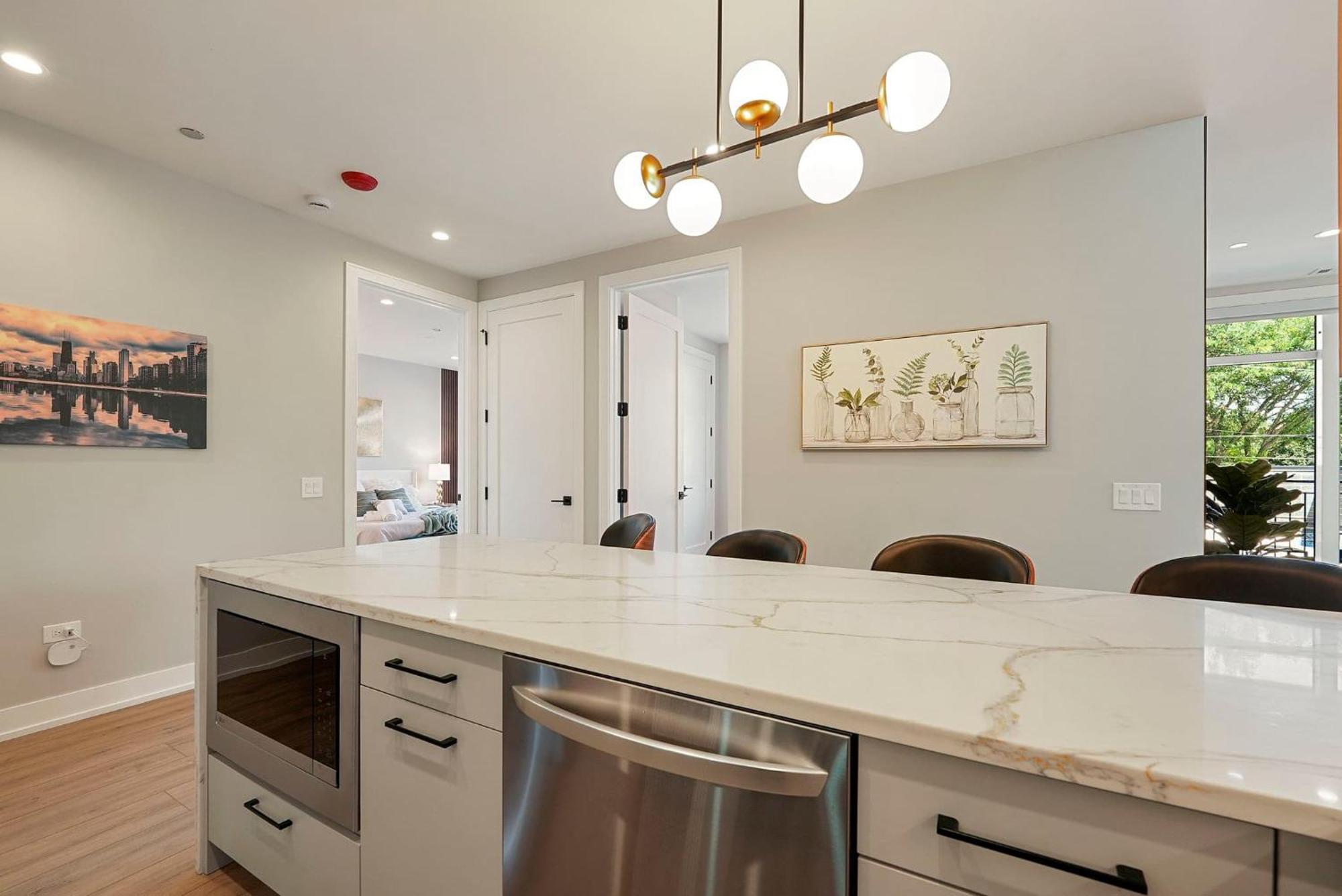 Apartment Welcoming Month Long 2bd 2ba With Parking Chicago