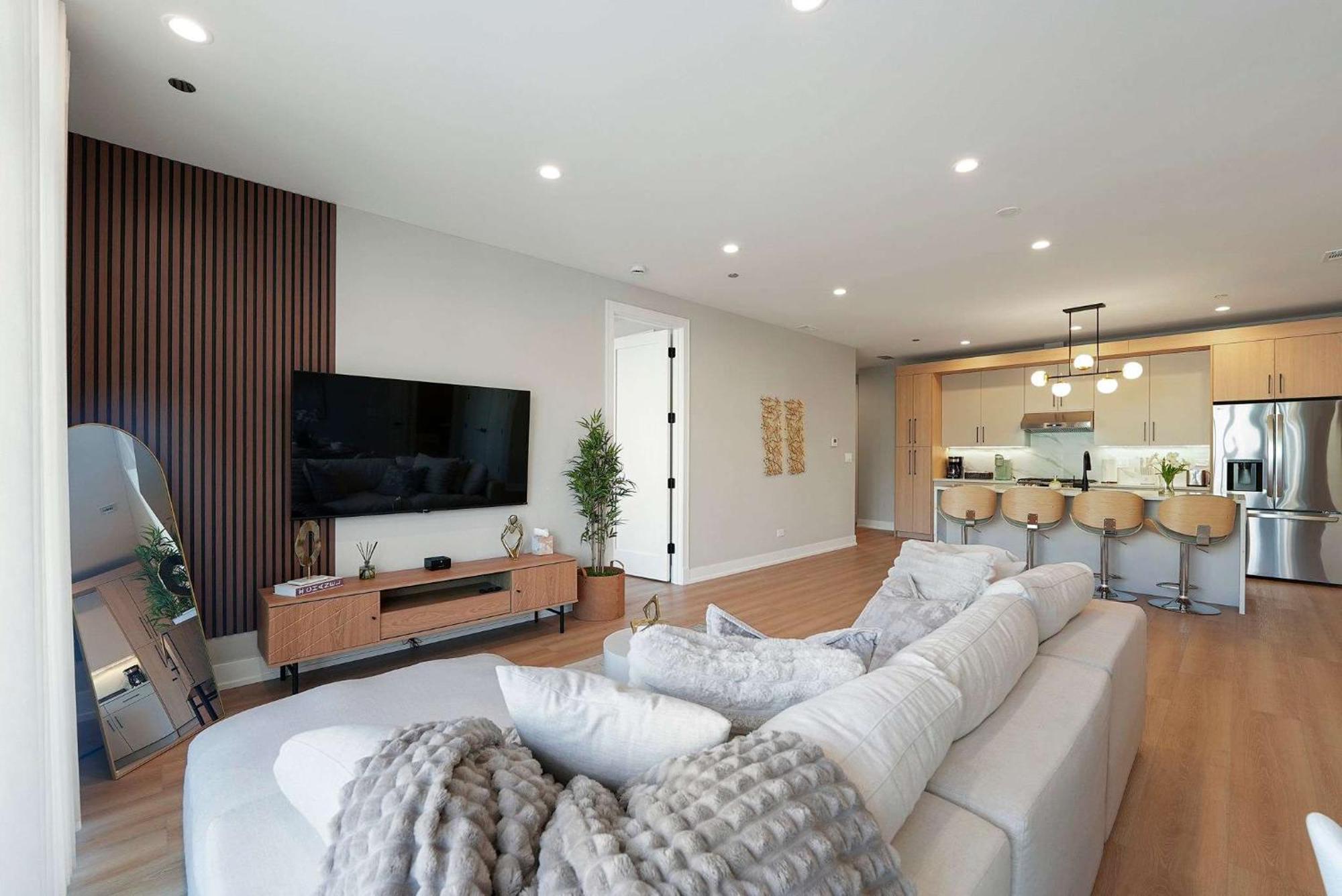 Modern By Med District With Parking & Laundry