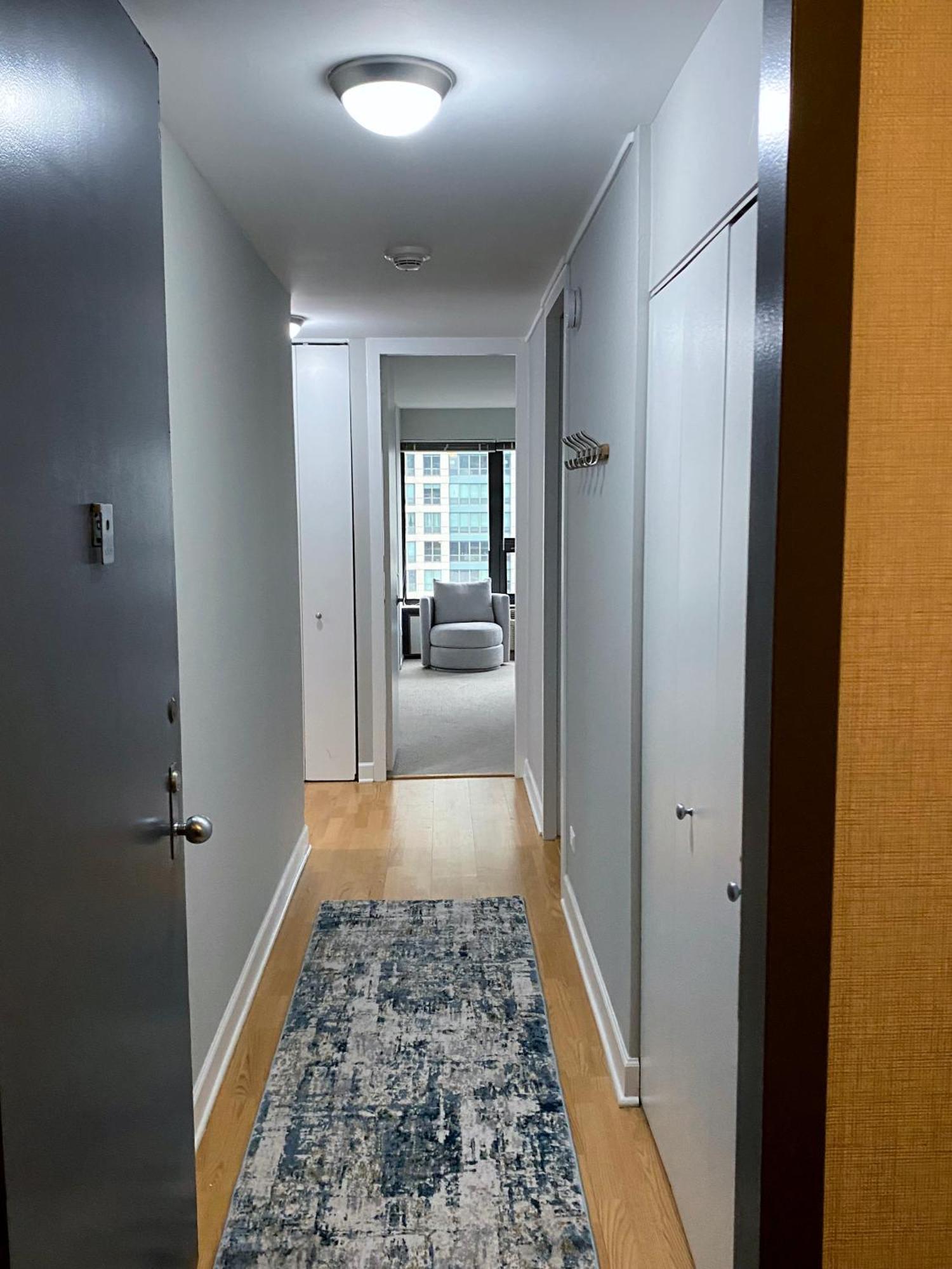 Apartment River North Magnificent Mile Condo, And Views, 43rd Floor Corner, Parking Included!