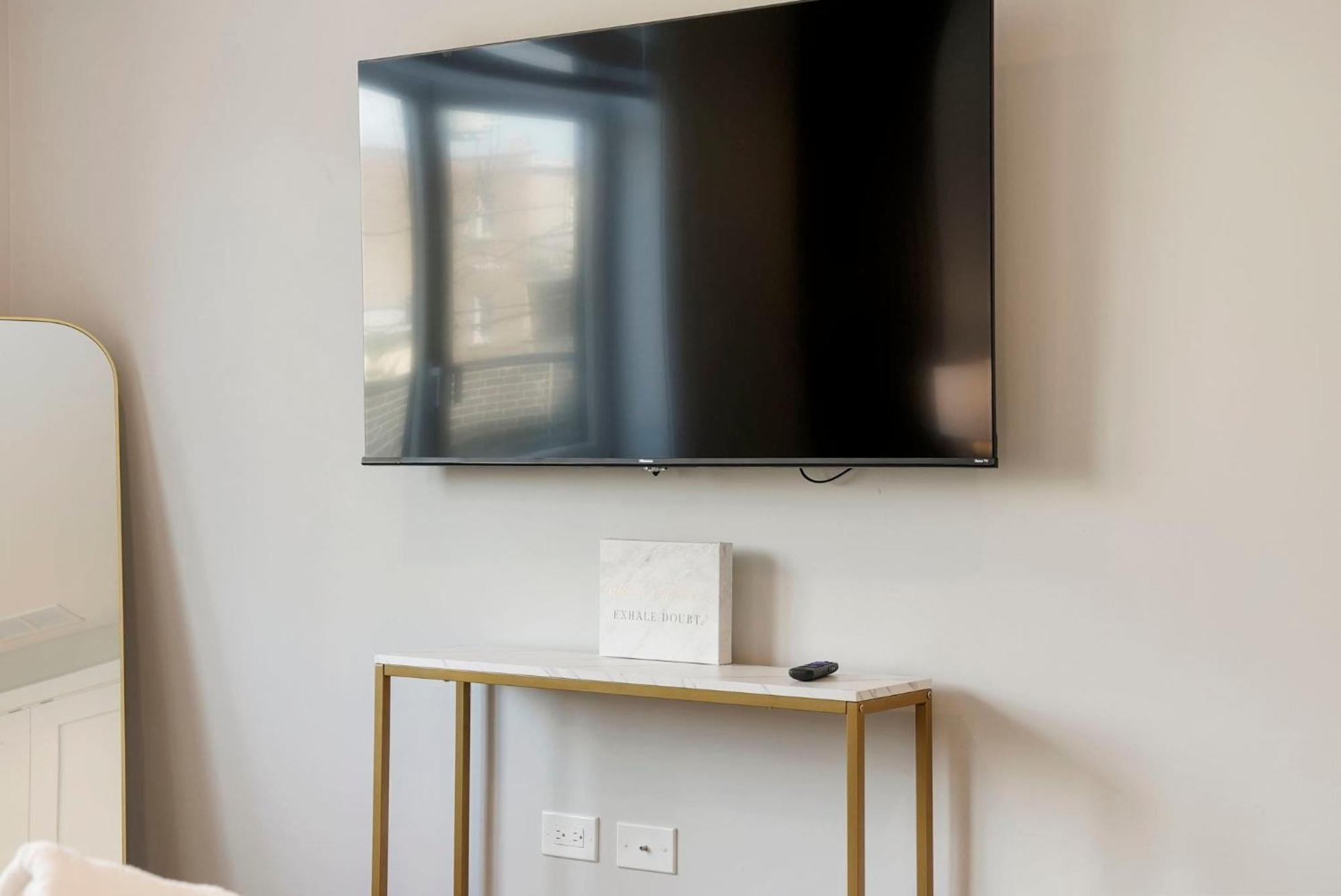 Apartment Welcoming Month Long 2bd 2ba With Parking