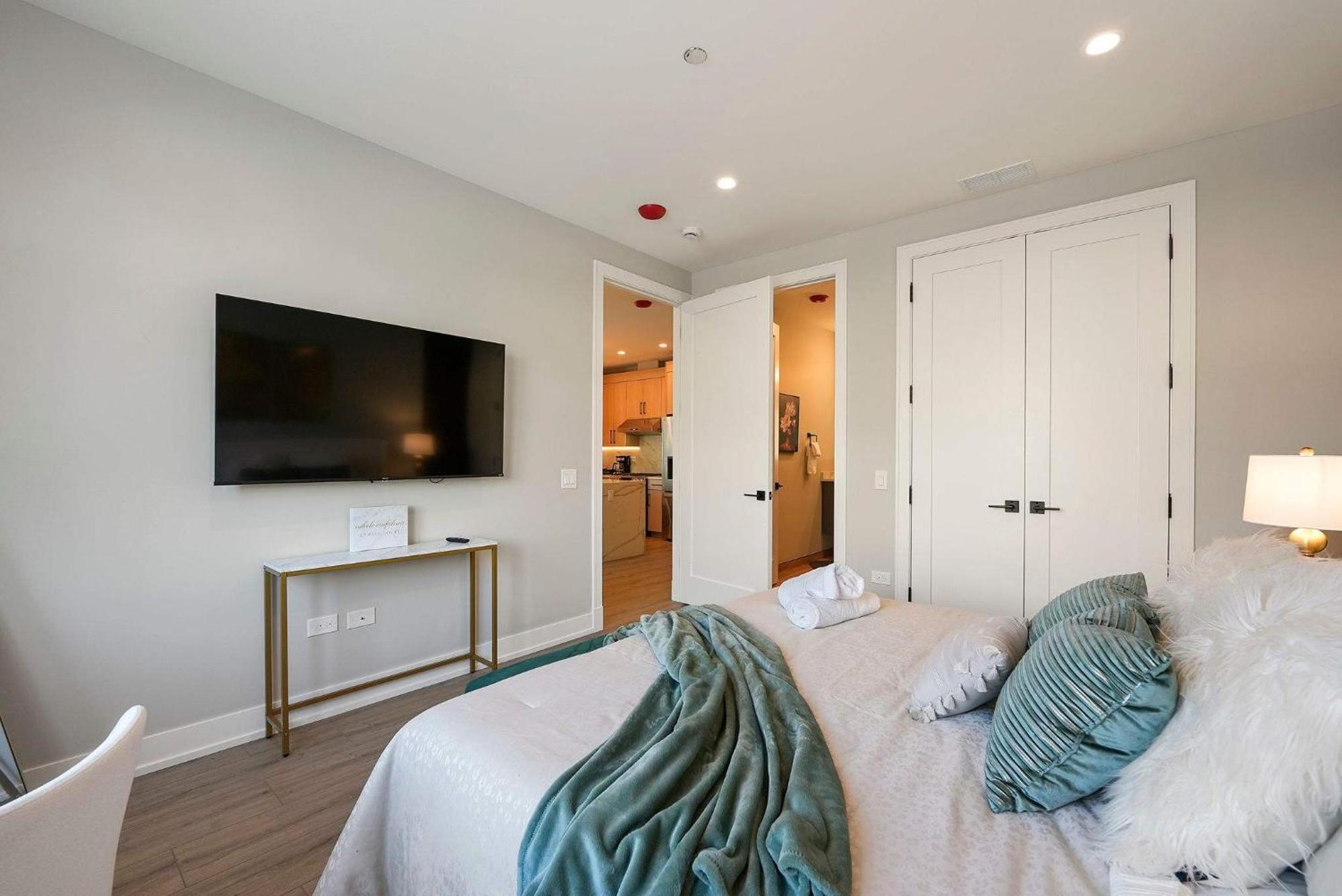 Apartment Welcoming Month Long 2bd 2ba With Parking Chicago
