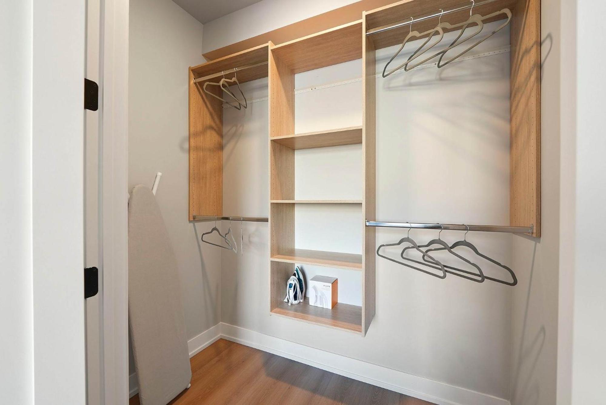 Modern By Med District With Parking & Laundry Apartment *
