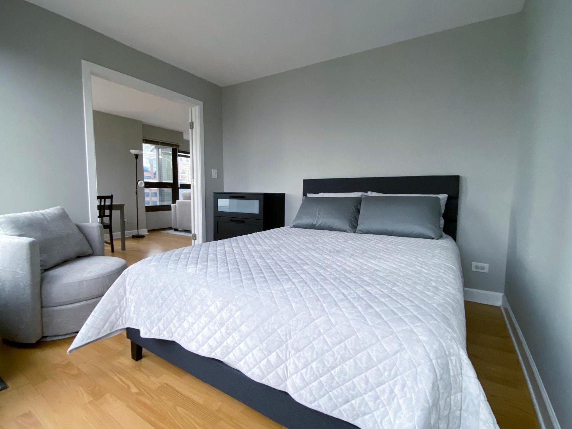 Apartment River North Magnificent Mile Condo, And Views, 43rd Floor Corner, Parking Included!