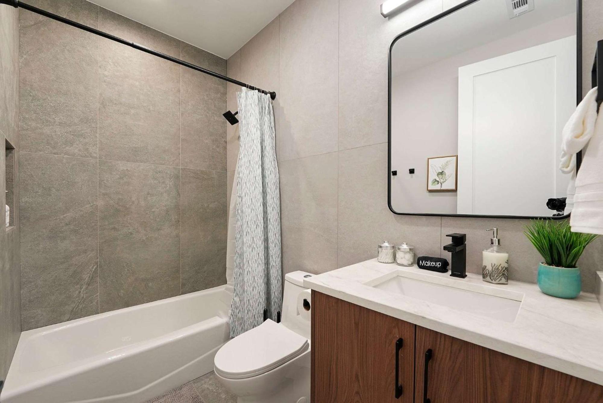 Welcoming Month Long 2bd 2ba With Parking Apartment