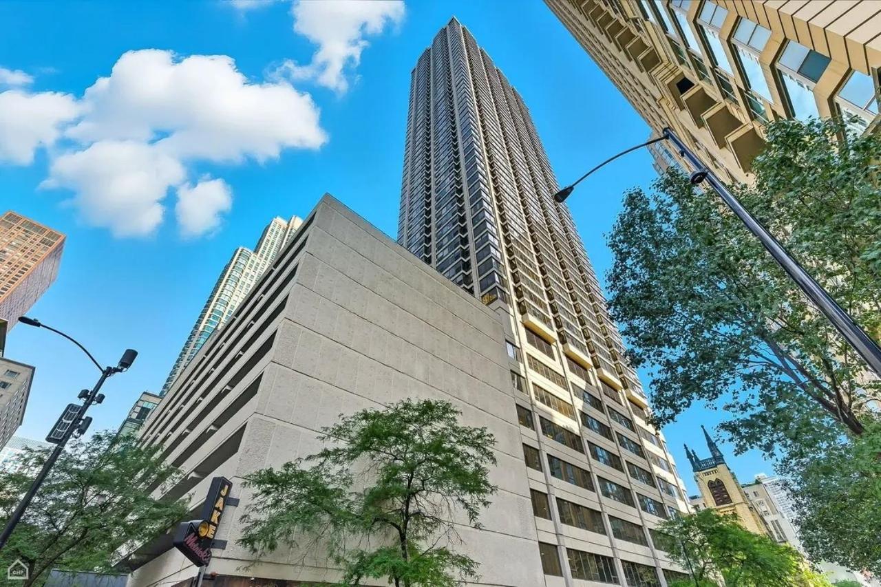 River North Magnificent Mile Condo, And Views, 43rd Floor Corner, Parking Included! Apartment Chicago