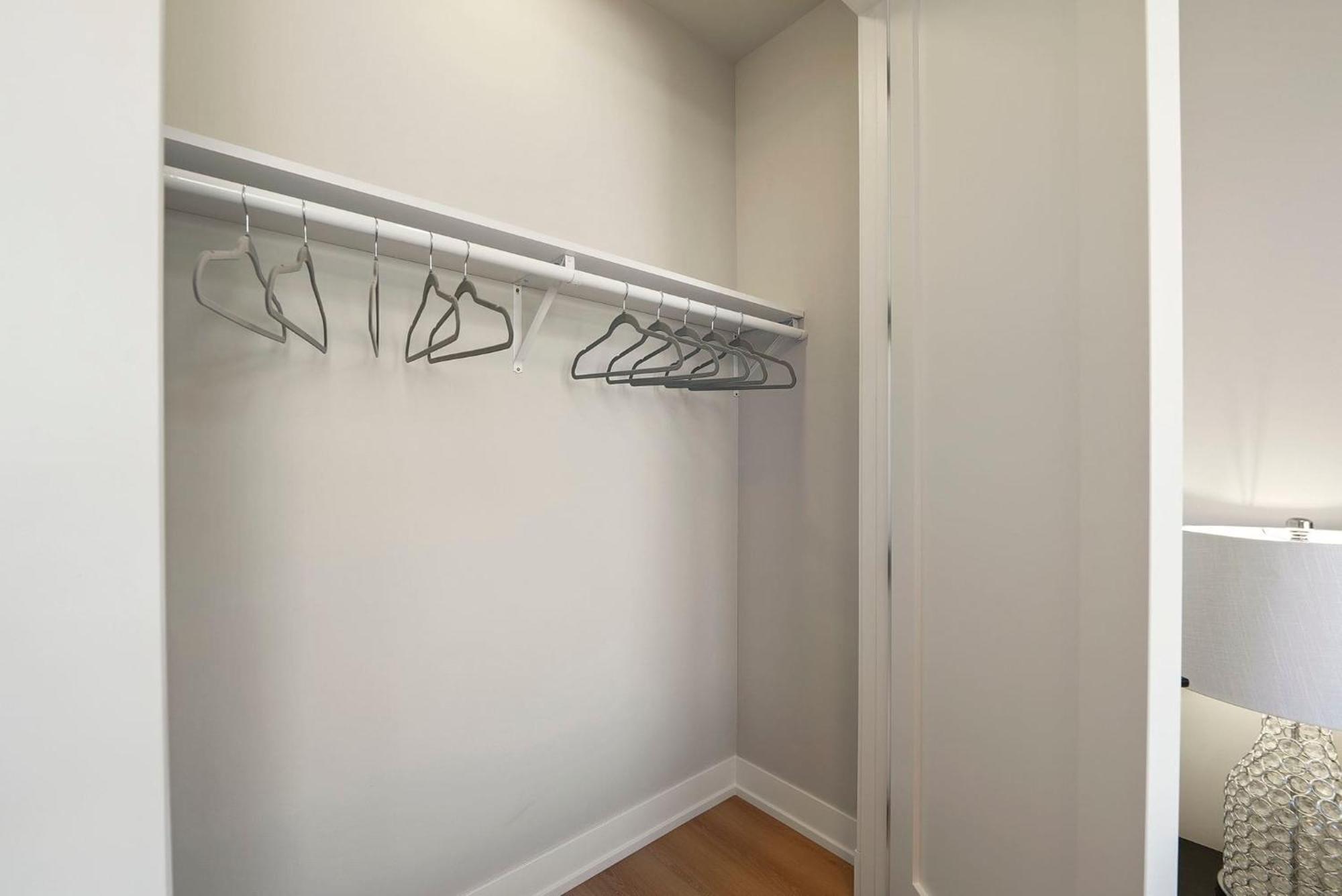 Modern By Med District With Parking & Laundry Apartment *