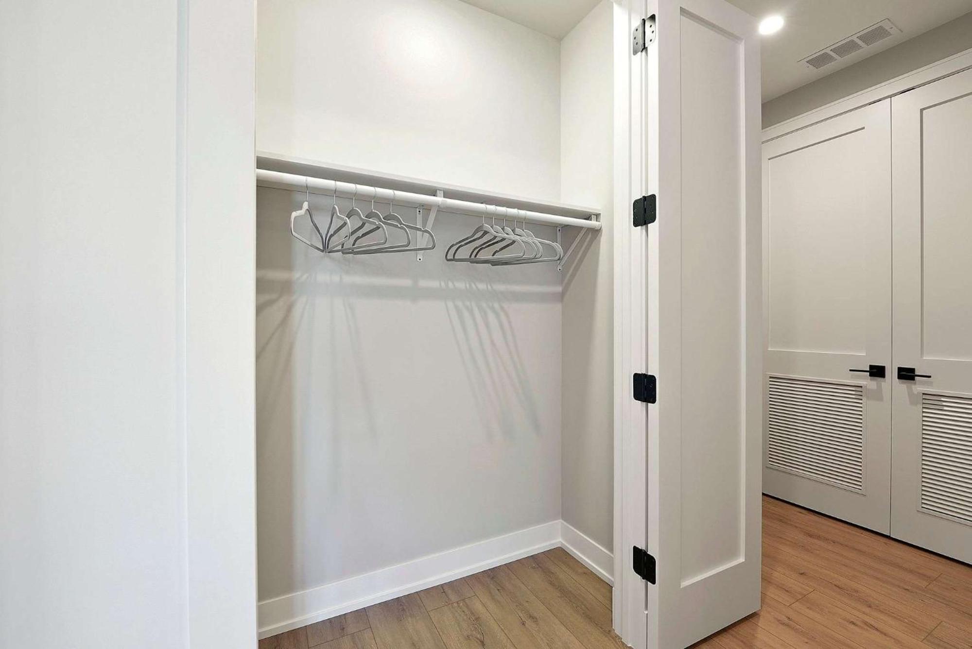 Welcoming Month Long 2bd 2ba With Parking Chicago