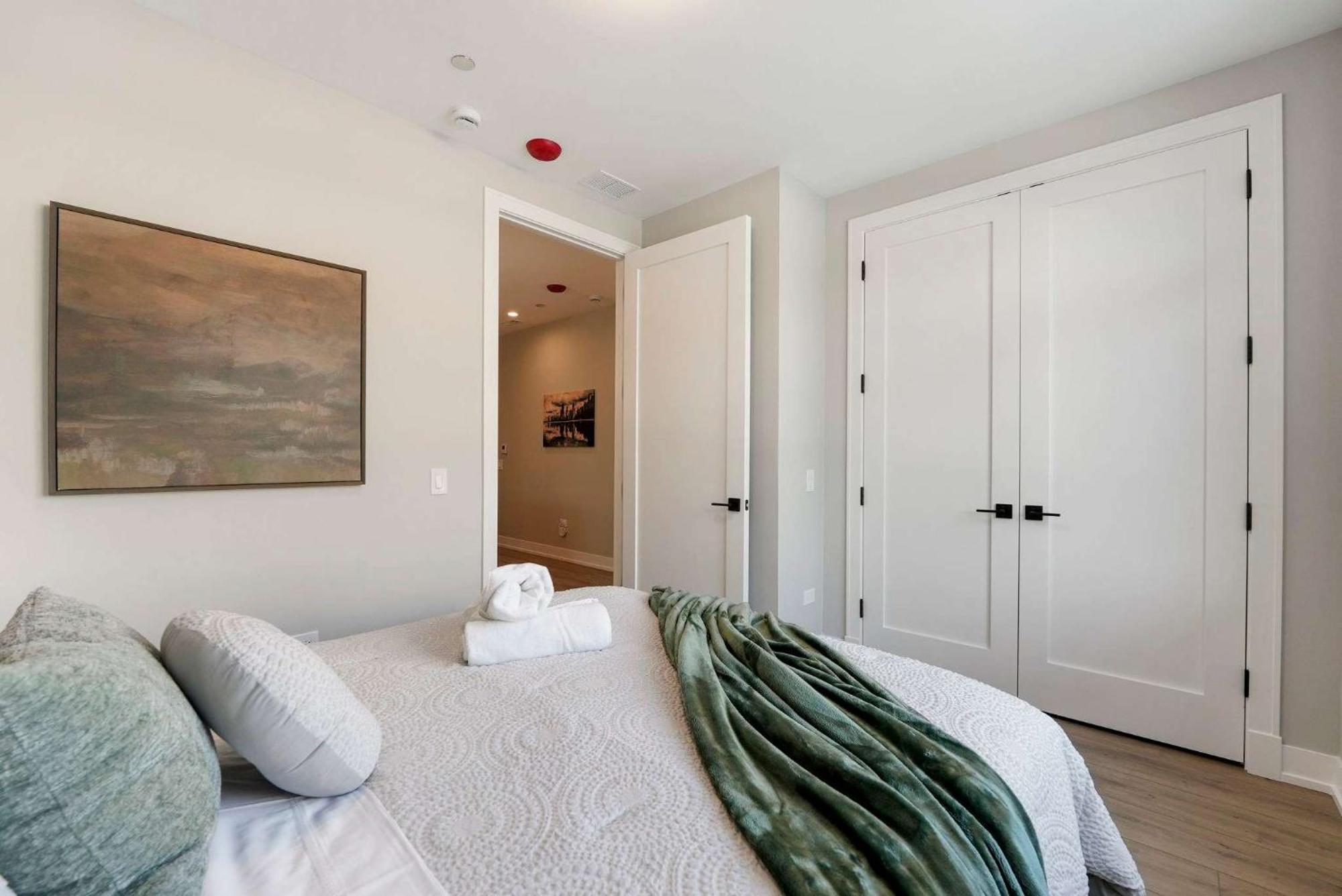 Apartment Welcoming Month Long 2bd 2ba With Parking Chicago