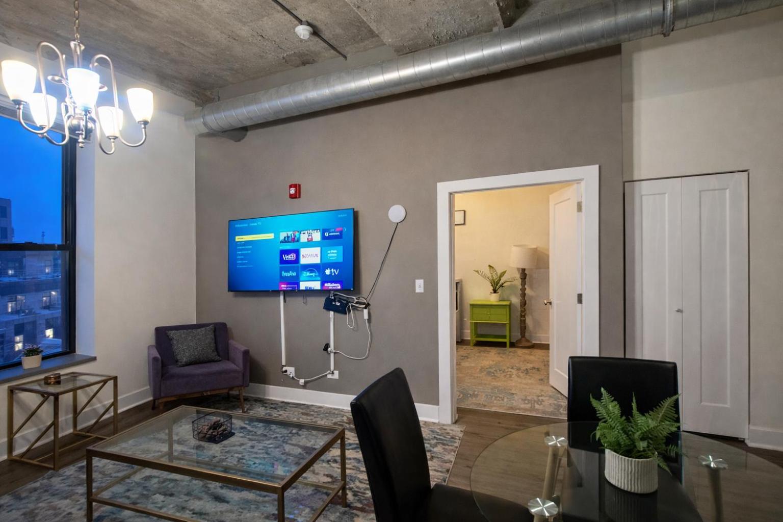 Apartment South Loop 2br Retreat With Skyline View And Optional Parking For 8 Guests Near Mccormick Place And Soldier Field