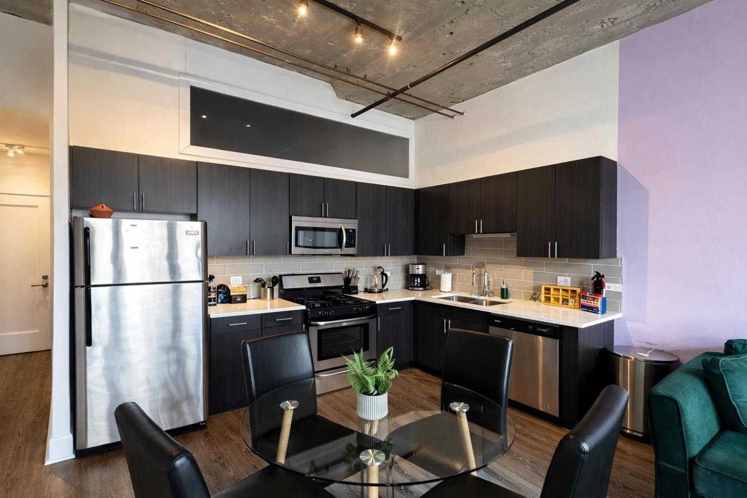South Loop 2br Retreat With Skyline View And Optional Parking For 8 Guests Near Mccormick Place And Soldier Field Apartment