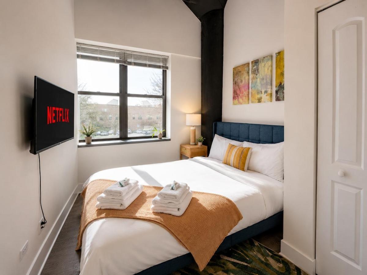 Mccormick Place 2br Spacious Corner Unit With Optional Parking Sleeps 6 Guests Near Soldier Field And Grant Park Chicago